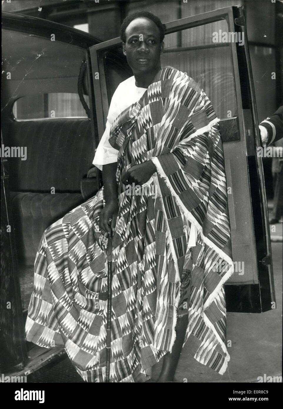 6. August 1958 - geht Premierminister von Ghana zum Palast. Dr. Nkrumah in seinen Roben: Dr. Kwame Nkrumah, Premierminister von Ghana, der in London zu einem fünftägigen Besuch - wurde von HM The Queen am Buckingham Palace heute Morgen im Publikum empfangen. Foto zeigt Dr. Kwame Nkrumah in seiner nativen Roben - als er heute Morgen Grosvenor House für den Palast verließ. Stockfoto