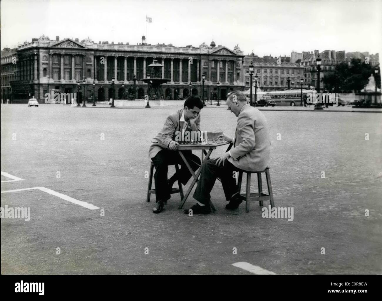 8. August 1958 - Paris verlassen als Urlaub Saison erreicht Höhepunkt OPS: The Place De La Concorde, die verkehrsreichsten Verkehrszentrale in Paris suchen vollkommen leer. Zwei Schach Fiends friedlich Indule in ihrem Lieblings Spiel recht mitten auf der Straße, wo kein Fahrzeug in Sicht ist. Stockfoto