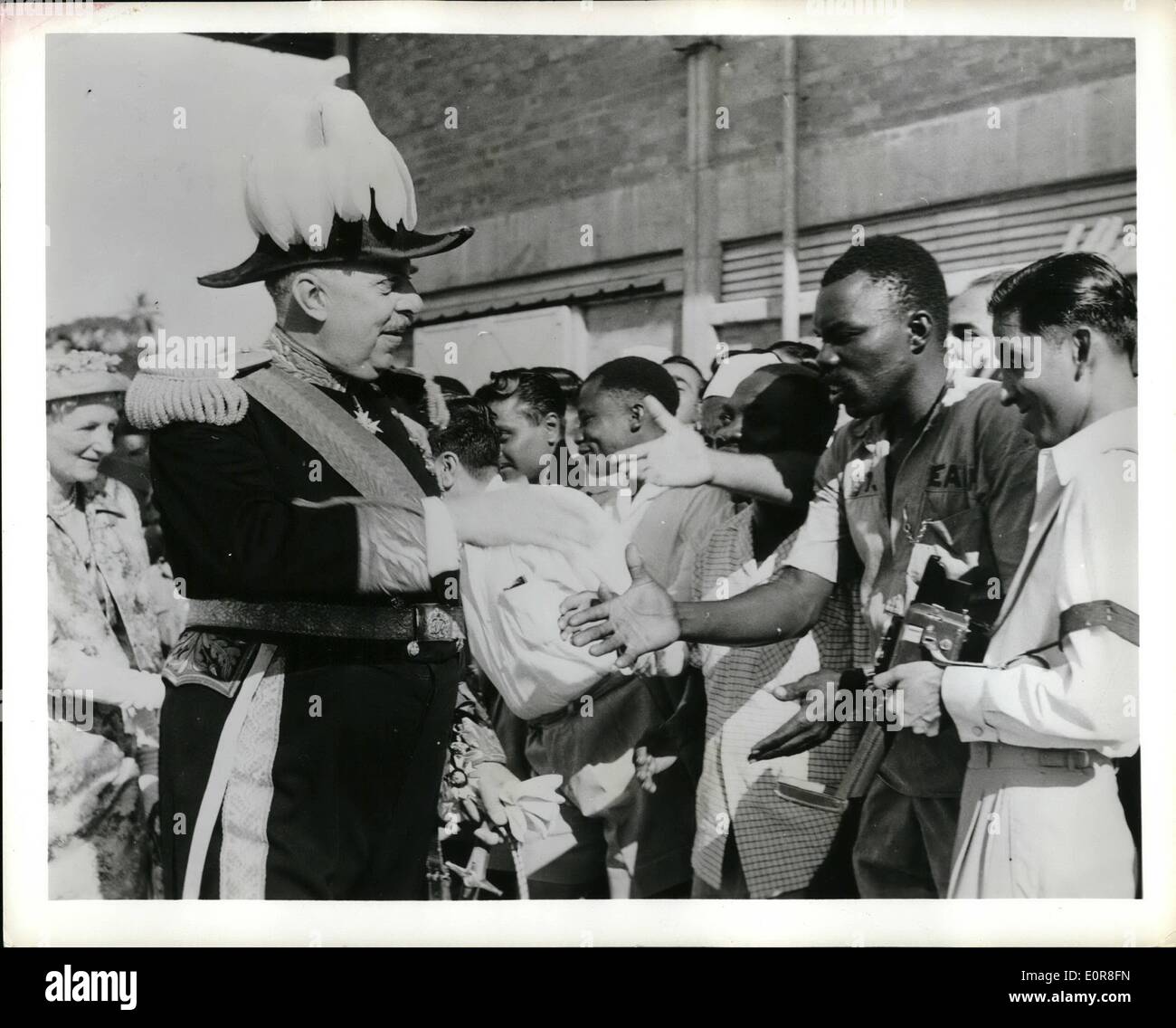 7. Juli 1958 - Gouverneurs Goodbye: Schlinger von Tanganyika nach Hause gegangen - mit der Abschied von Tausenden von Männern, Frauen und Kinder aller Rassen, die in den frühen Morgenstunden, ihn für den Rest seines Lebens der Zuneigung erinnern versammelt hatte er während seiner neun Jahre als Gouverneur und Oberbefehlshaber des britischen Treuhandgebiet gewonnen Stockfoto