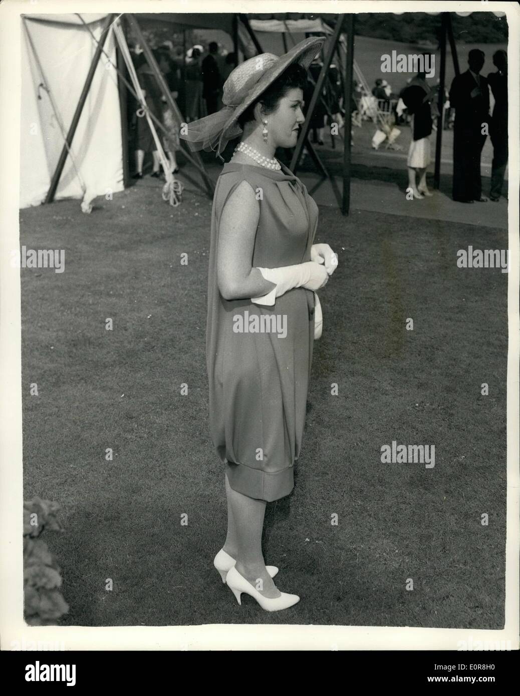 7. Juli 1958 - American Independence Day Empfang Gast trägt Sack-Line Kleid: Herr John Hay Whitney die USAmbassador heute Abend statt einen Empfang in der Botschaft, American Independence Day zu markieren. Foto zeigt Frau Edward Murphy, trägt der Long Island NY ein schwarzes Kleid in den Sack-Linie - eine atomare blau - mit einem Strohhut, getrimmt mit Tüll - an der Rezeption am Nachmittag. Stockfoto