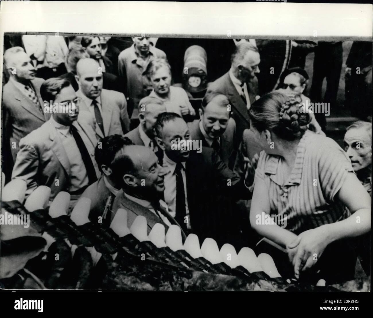 7. Juli 1958 - Führer der amerikanischen demokratischen Partei in Leningrad Foto zeigt Herr Adlai Stevenson der Führer der Vereinigten Staaten demokratische Partei im Vordergrund zu sehen, wie er mit Vera Lozova plaudert, Isolator und andere Arbeitnehmer, wenn er die Kirov Electrosila Anlage - Leningrad besucht. Stockfoto