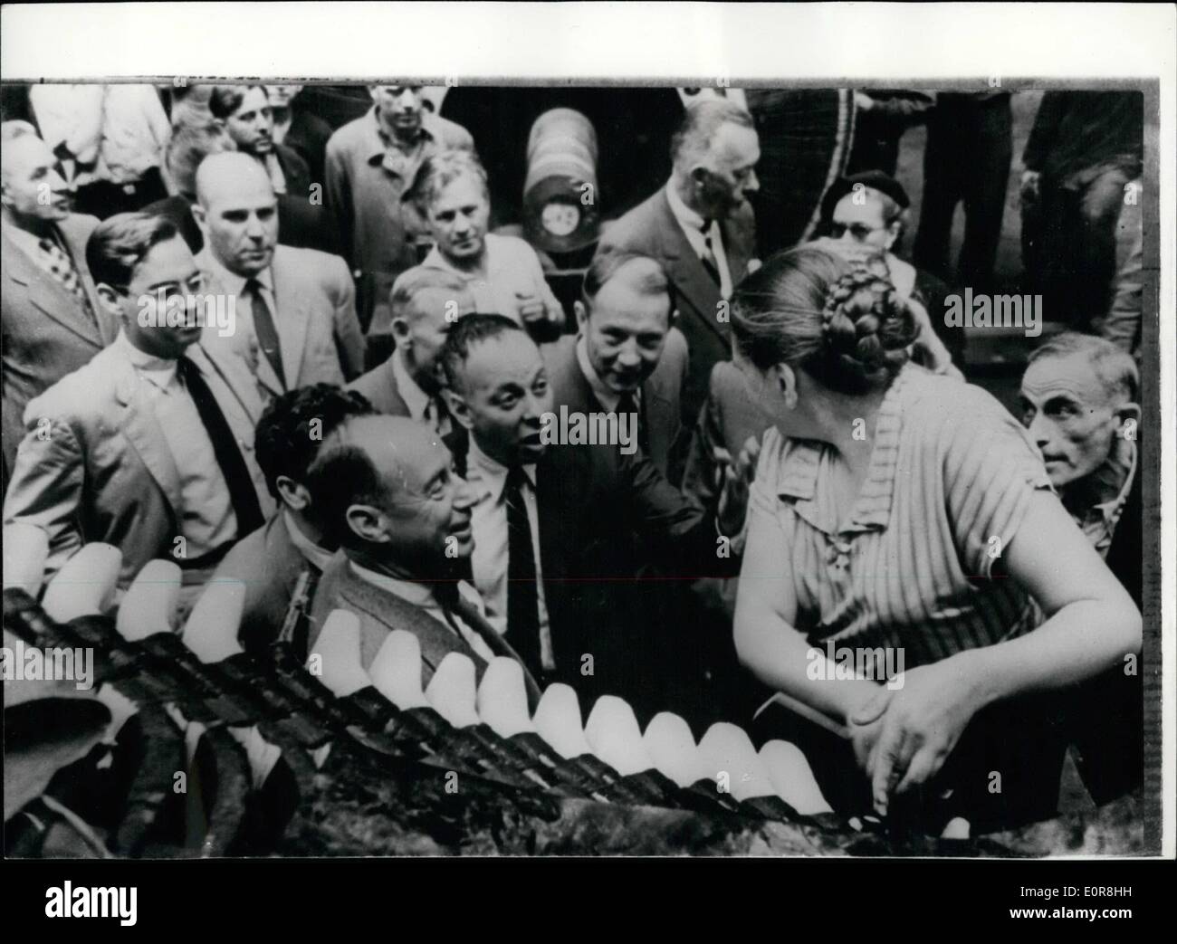 7. Juli 1958 - Führer der amerikanischen demokratischen Partei in Leningrad. Foto-show Mr Adlai Stevenson den Führer der Vereinigten Staaten demokratische Partei - im Vordergrund zu sehen, wie er mit Vera Lozova - Isolator- und andere Arbeiter plaudert bei seinem Besuch in der Kirow Werk '' Electrosila'' - Leningrad. Stockfoto