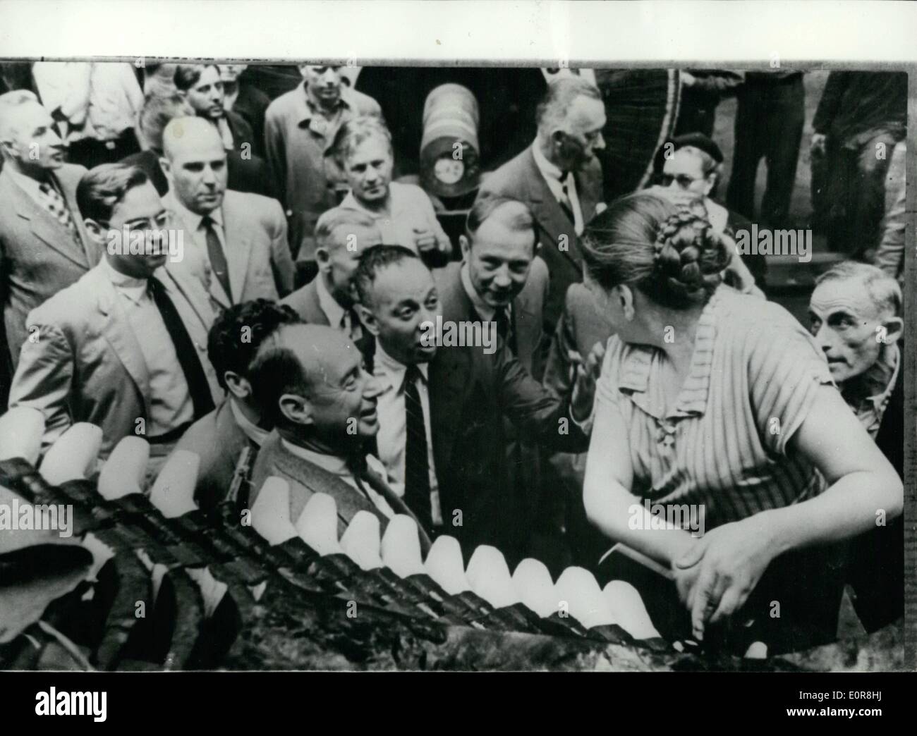7. Juli 1958 - führte ER die Alerican D Locratic Partei in Leningrad. Foto-show Mr Adlai Stevenson den Führer der Vereinigten Staaten demokratische Partei - im Vordergrund zu sehen, wie er mit Vera Lozova - Isolator- und andere Arbeiter plaudert bei seinem Besuch in der Kirow Werk '' Electrosila'' - Leningrad. Stockfoto