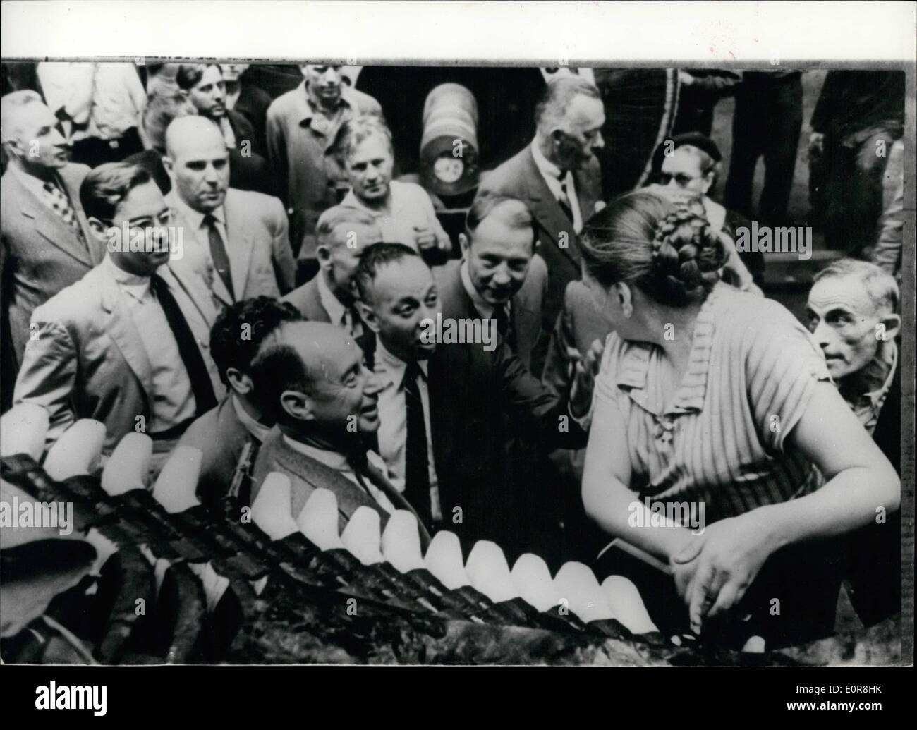 7. Juli 1958 - Führer der amerikanischen demokratischen Partei in Leningrad. Keystone-Foto zeigt: Mr Adlai Stevenson, der Führer der ungebundene Staaten demokratische Partei im Vordergrund zu sehen, wie er mit Vera Lozova, Isolator und andere Mitarbeiter plaudert bei seinem Besuch in Kirov Electrosila Pflanze, Leningrad. Keystone Stockfoto