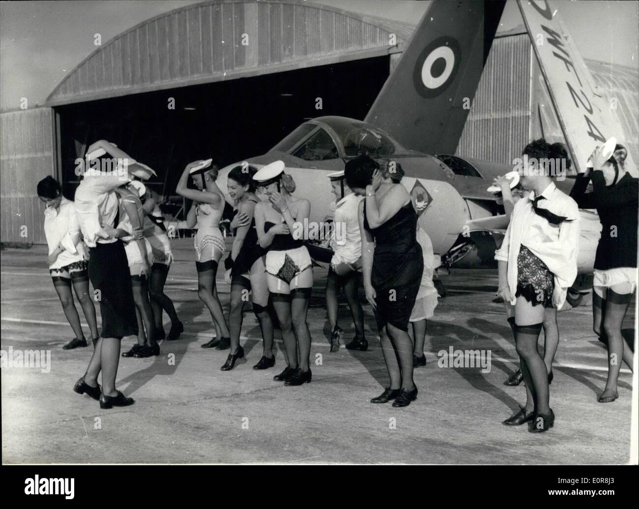 7. Juli 1958 - The Marching '' Zaunkönig '' verloren ihre Uniformen: Wenn eine Partei der Zaunkönige marschierten über den Flugplatz in Lee auf Solent Air Station gestern, jemand begann eine Jet-Engine - und Windschatten riß ihre Uniformen. Aber es wird kein Comeback von der Admiralität, weil die Mädchen waren junge Modelle, die für diese Szene in der neuen britischen Comedy-Film '' weitere Up the Creek'' anstelle von regulären Zaunkönige verwendet wurden. Echte Zaunkönige (Mitglieder der Royal Naval Service der Frauen), wurden nur in der Anfangsphase der Szene verwendet. Stockfoto