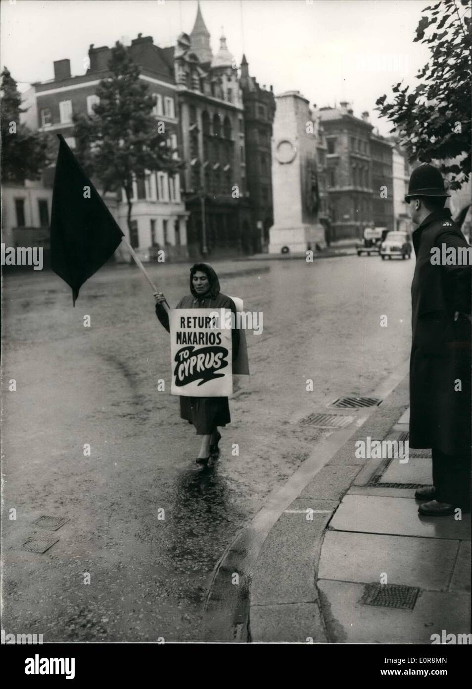 8. August 1958 - London Zyprioten halten 48 Stunden Mahnwache In Whitehall - Protest gegen Herr Macmillan Plan... Relais der London Zyprioten halten eine 48-Stunden-Mahnwache in Whitehall - aus Protest gegen Herr Harold MacMillan Plan für Zypern... Männer und Frauen nehmen Teil... Flugblätter wurden verteilt, fordern die Rückkehr nach Zypern von Erzbischof Makarios. Keystone-Fotoshows: - ein Mitglied der London Zyprioten trug ein Plakat und eine schwarze Flagge - während der Vigil in Whitehall. Stockfoto