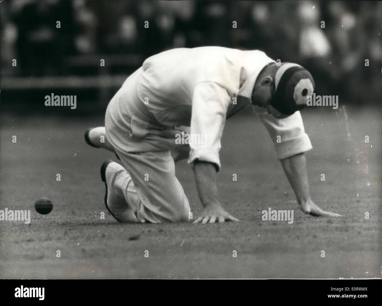 8. August 1958 - Duke am Cricket.: der Herzog von Edinburg Kapitän heute eine Seite gegen ein Team unter der Leitung von Herrn Porchester, in ein Cricket Spiel ausgetragen zugunsten der Spielfelder Landesverband in Highclere Park, Hampshire. der Herzog von Edinburgh nicht den Ball während des Spiels heute Feld. Stockfoto