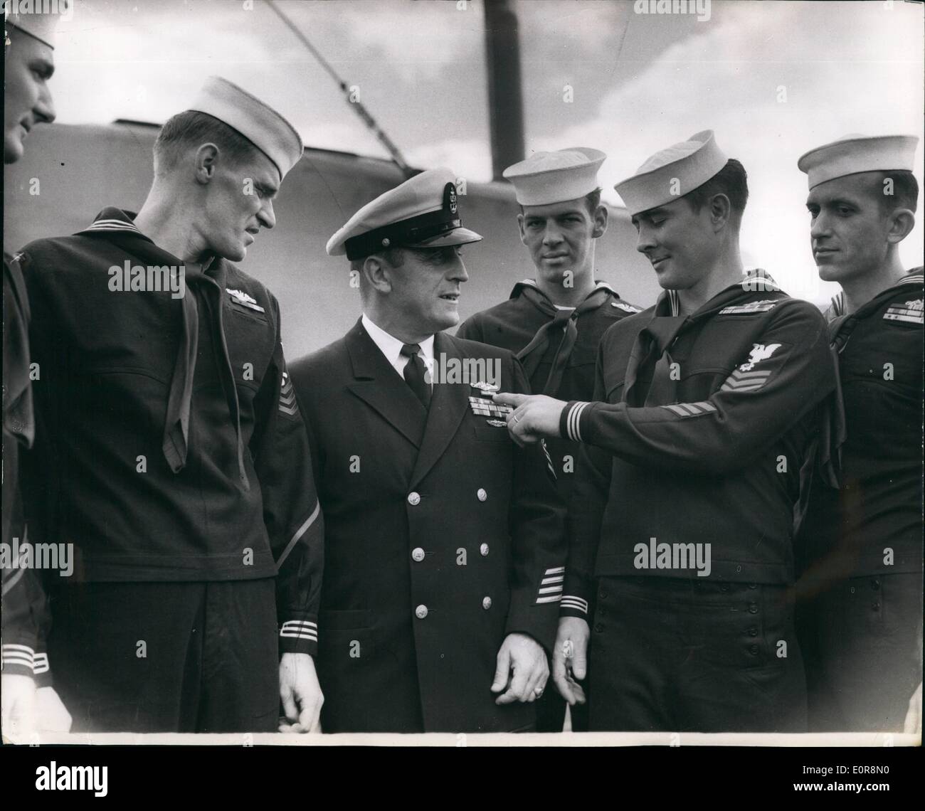 8. August 1958 - Großbritannien begrüßen die Nautilus.: The United States nuclear - powered Unterseeboot Nautilus wurde angesichts einer großen willkommen, wenn sie im Hafen von Portland gestern - kam ihre erste Anlaufstelle nach ihrer historischen Fahrt he unter dem Nordpol hat. Foto zeigt Chief Torpedoman Lynus J. Lärche, Hancock, Michigan (Schirmmütze), der die Presidential Unit Citation für die Crew des amerikanischen Botschafters erhielt, zeigt die Auszeichnung an andere Mitglieder der Crew sind (L, R): Robert Rockerfeller, New York; Richard T. Bearden, von Selma, Alabama; Kriby L Stockfoto