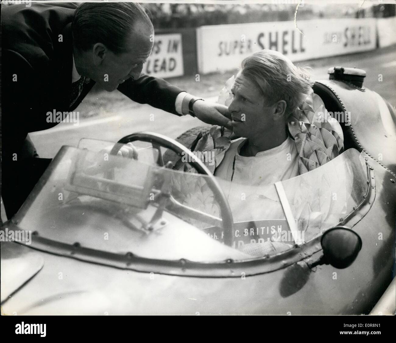 8 August 1958 Stirbt Peter Collins Nach 100 Km H Absturz Beim Deutschen Grand Prix Peter Collins Starb Der 27 Jahrige Britische Fahrer Stockfotografie Alamy 8 August 1958 Stirbt Peter Collins Nach 100 Km H Absturz Beim Deutschen Grand Prix Peter Collins Starb Der 27 Jahrige Britische Fahrer Stockfotografie Alamy