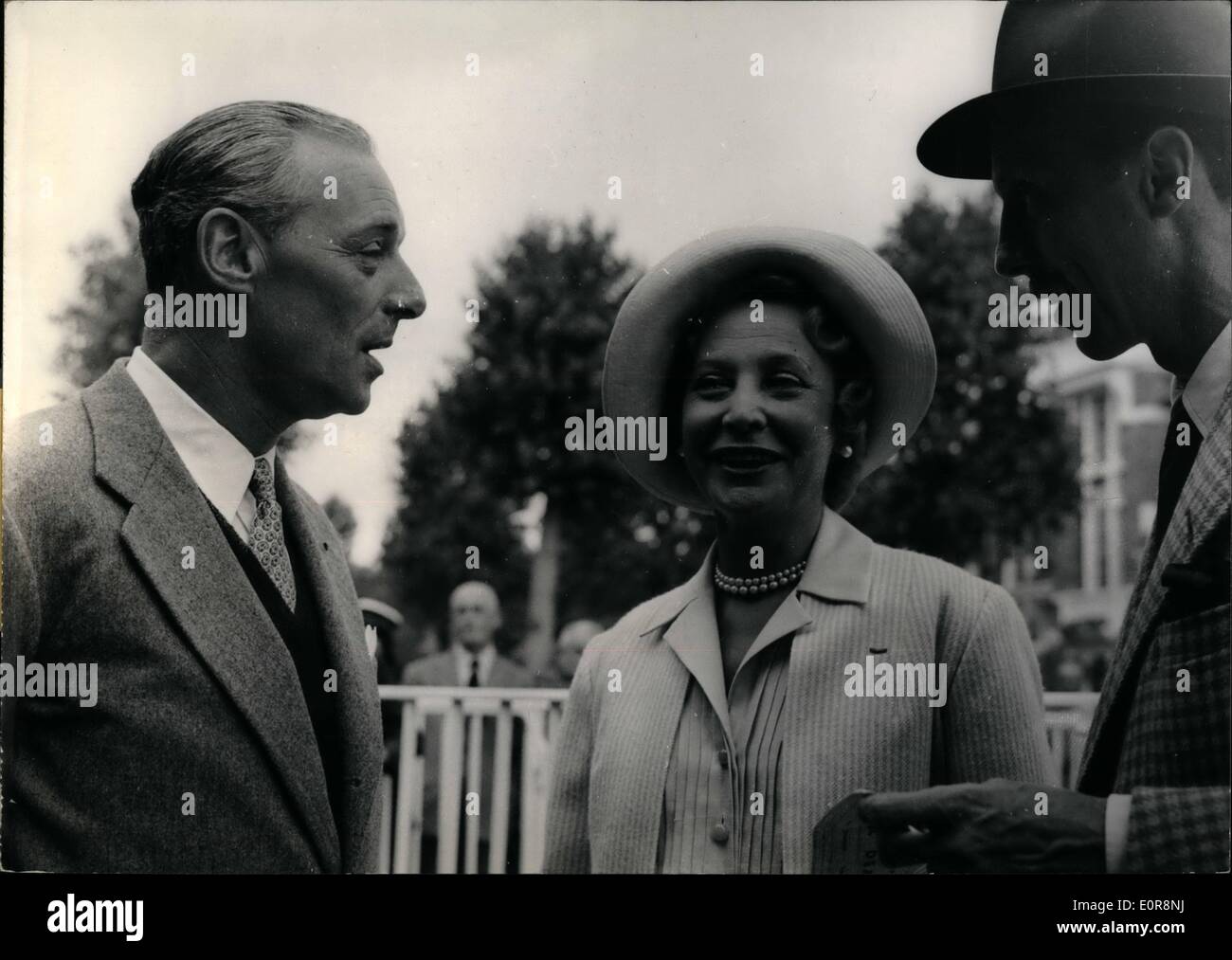 8. August 1958 - Grand Prix in Deauville am kommenden Sonntag; Einen Höhepunkt der Rennsaison wird der Grand Prix von Deauville auf dem berühmten Frenco Küstenort am kommenden Sonntag stattfinden. Foto zeigt Baron Guy de Rothschild und Madame Volterra, zwei berühmte Besitzer, im Chat beim Deauville Rennen verfolgen gestern, beide haben ihre horsed läuft im Grand Prix. Stockfoto