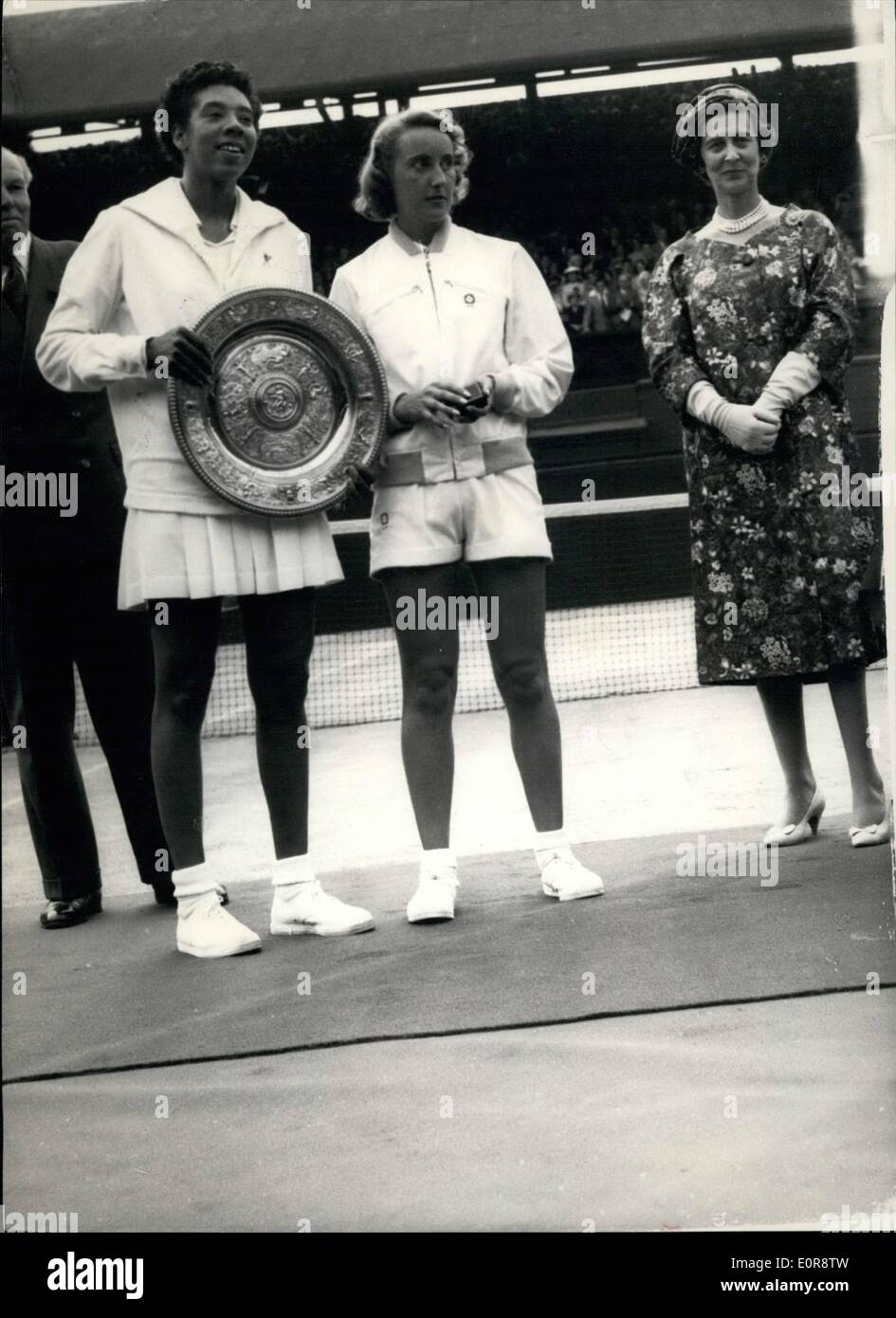 7. Juli 1958 - Einzel Damen Finale in Wimbledon. Althea Gibson schlägt Angela Mortimer.: Foto zeigt die Herzogin von Kent, der die Präsentationen gesehen mit Althea Gibson (U. S. gemacht (A), und Angela Mortimer, (G. B.), nach der heutigen Frauen Singles Endrunde an Wimbledon, die Miss Gibson in zwei Sätzen gewonnen. Stockfoto