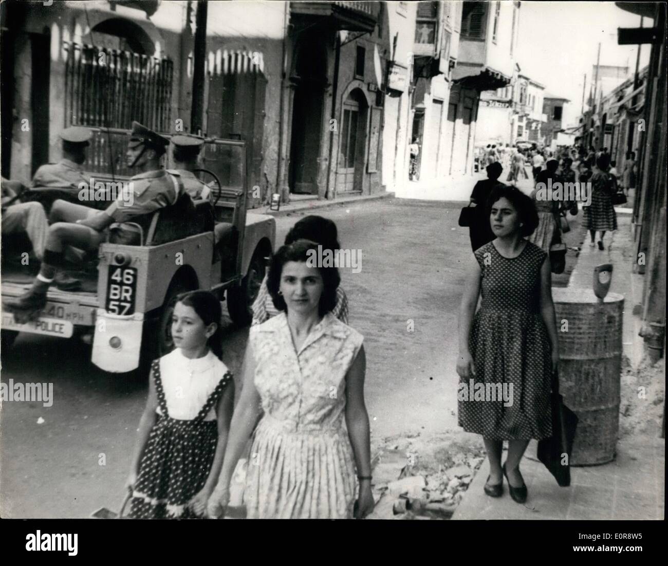 7. Juli 1958 - haben britische Truppen wachsames Auge auf Nikosia, nur Frauen auf den Straßen; Nikosias Hauptstraße verlassen, außer für Frauen sind und ein Militärjeep. Des Gouverneurs erlaubt '' Jtahdstill Ordnung '', die das Leben von Zypern bis zum Stillstand gebracht, während 1.400 Griechen und 50 Türken wegen Sympathie mit den Gewalt-Organisationen (griechisch Moka und türkischen Tut) verhaftet wurden nur Frauen auf den Straßen zum Einkaufen von 7 bis 12 Uhr Stockfoto