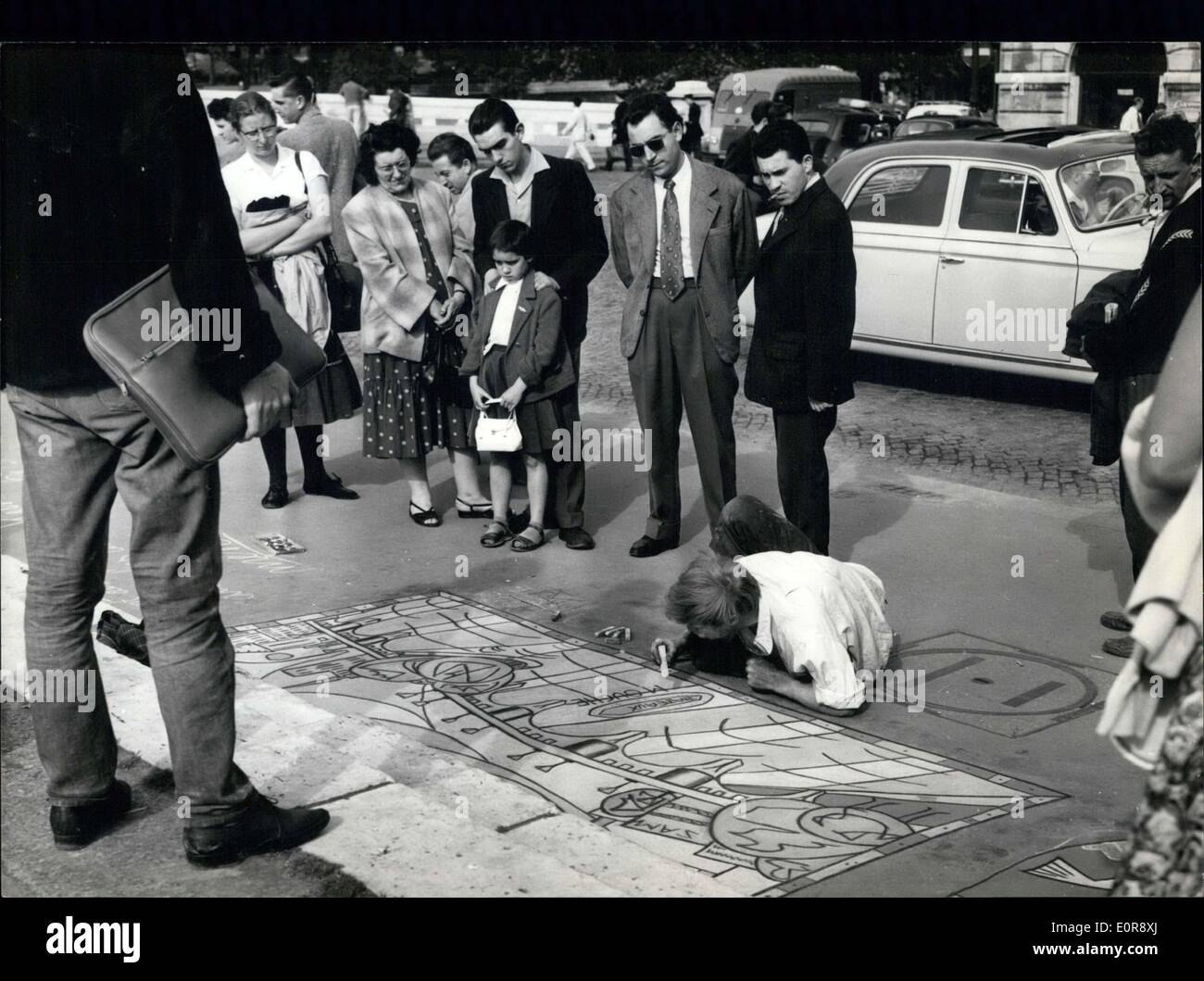 8. Juli 1958 - Künstler bei der Arbeit an einem Gemälde auf den Bürgersteigen in Frankreich Stockfoto