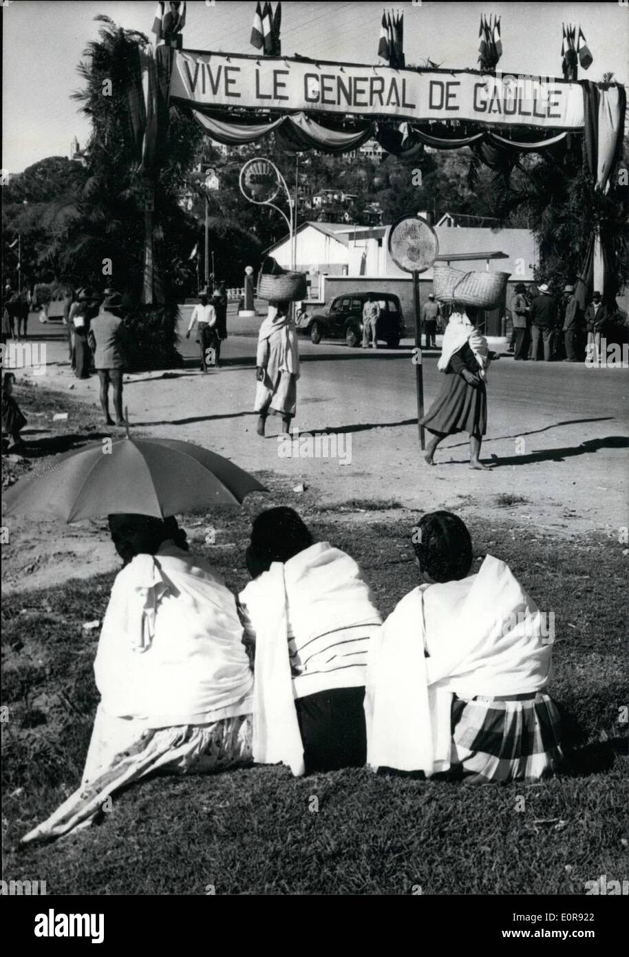 8. August 1958 - General De Gaulle Inj Madagaskar: Foto zeigt einen der Bögen von Triumph mit der Aufschrift "Vive De Gaulle'' in Aufmachungen Tananarive (die Hauptstadt) für Besichtigung von General De Gaulle. Stockfoto