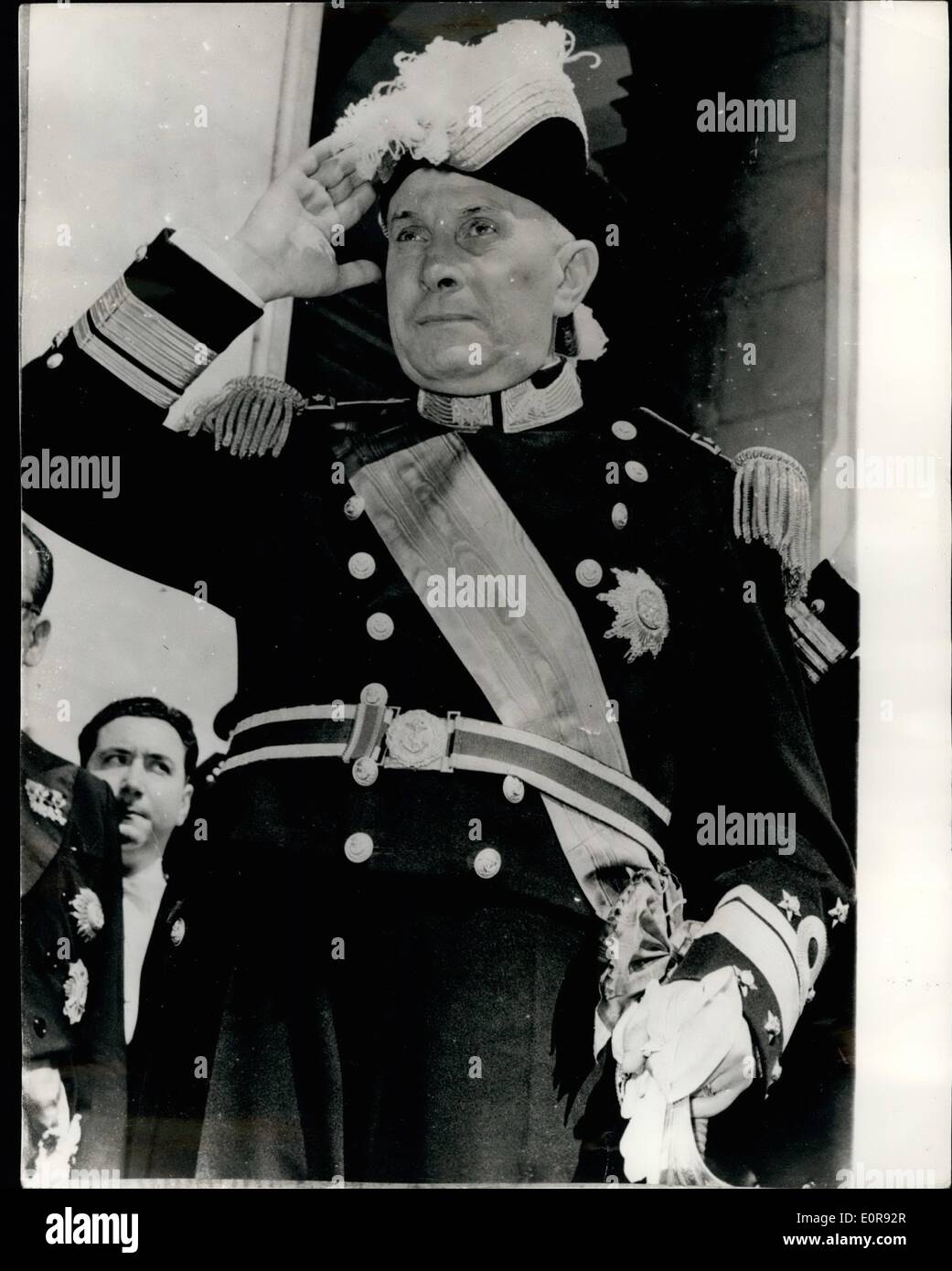 11. August 1958 - 08.11.58 der neue Präsident von Portugal nimmt Salute. Keystone-Fotoshows: Konteradmiral Americo nimmt den Gruß Stockfoto