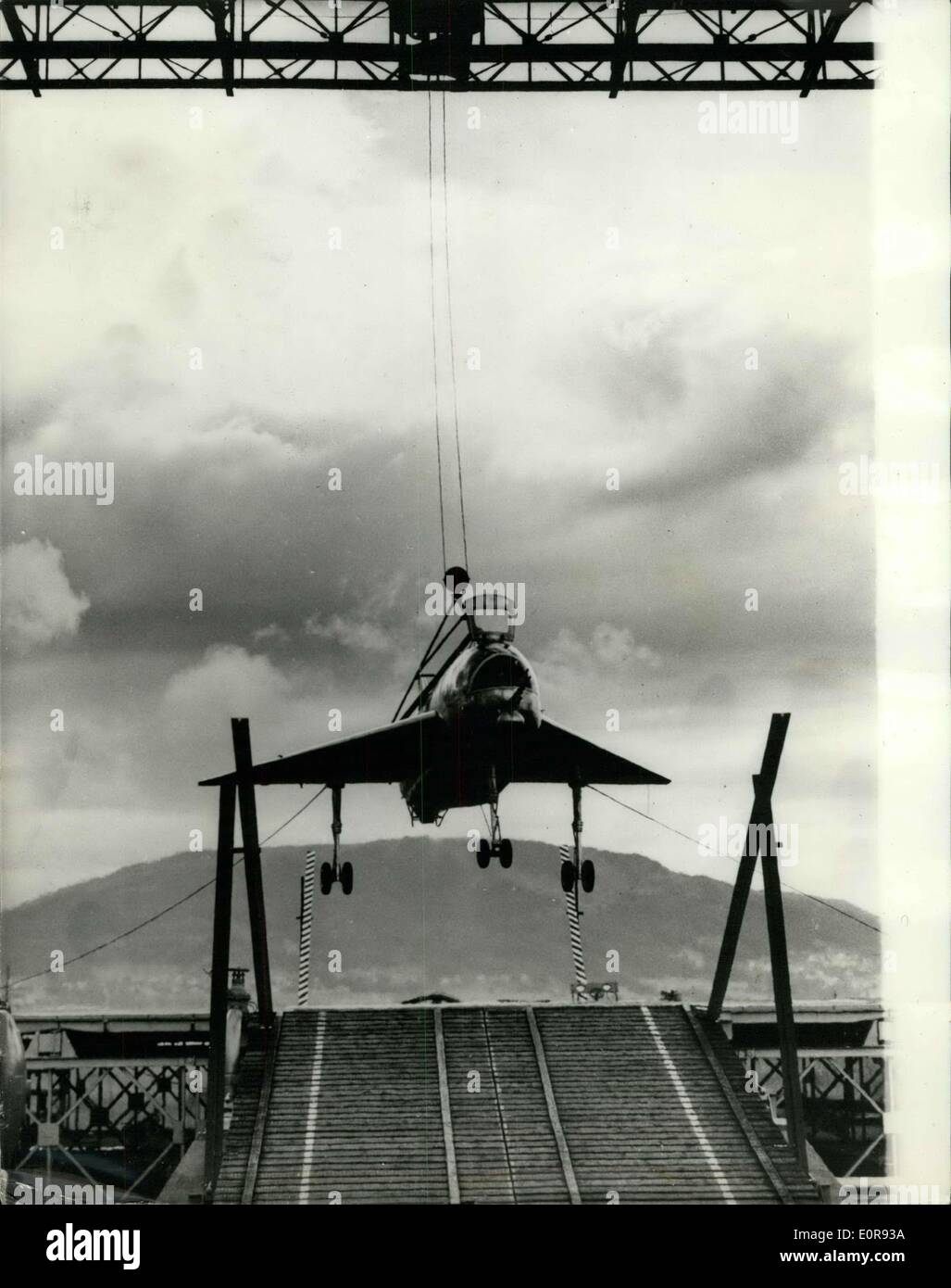 15. August 1958 - The Short S.C. 1 vertikale nehmen aus Flugzeug durchläuft Tests In Belfast: Die kurze SC. 1 V.T.O.L. Forschungsflugzeug strahlgetriebenen vertikale nehmen-der Flugzeug-Projekt hat begonnen untethered schwebende Versuche in seine Test-Portal in Belfast. In den letzten paar Tagen machte die Maschine Acme 20 Starts bis zu einer Höhe von mehreren Fest und hat schwebte, und landete unter Kontrolle. Die Firma Cheftestpilot Mr T. Brooke-Smith war an den Reglern. Das Flugzeug steigt und steigt ganz unter der Macht von seiner vertikalen Lift - und das Kabelsystem ist in keiner Weise helfen, es Stockfoto