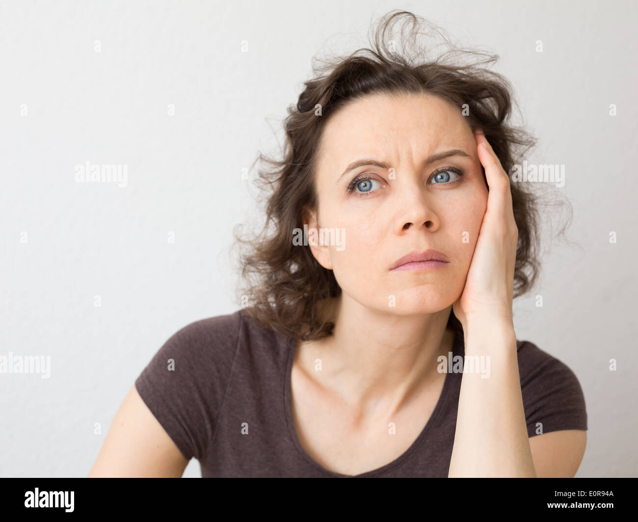 Frau ernst denken Stockfoto