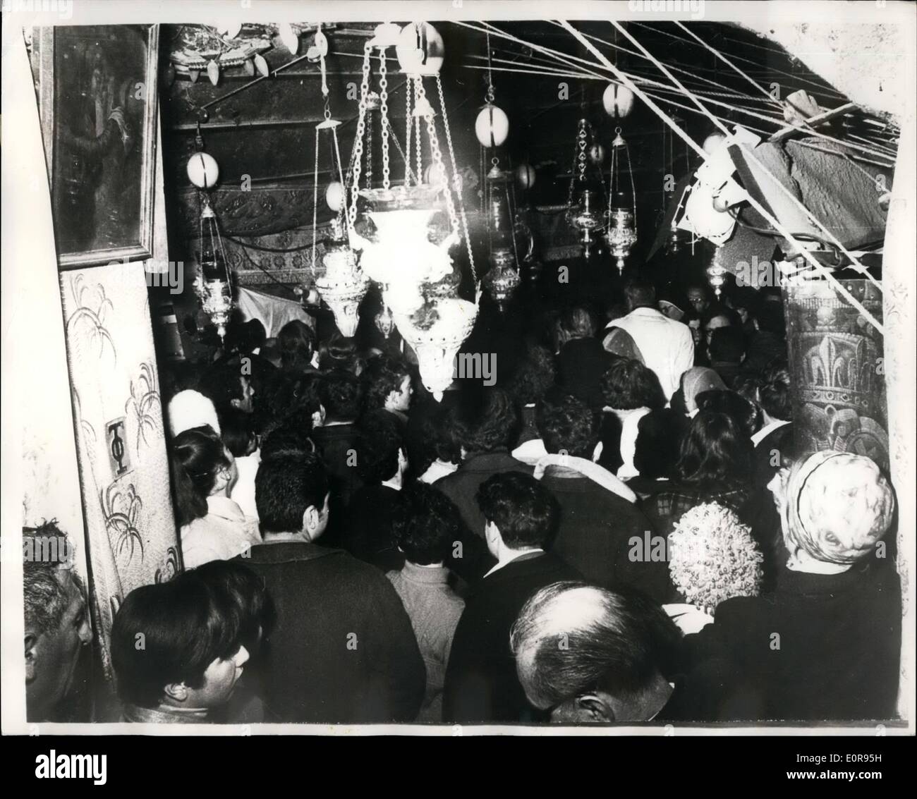 10. Oktober 1958 -  Zeremonie in : Für die begleiteten die zentralen Zeremonien von Weihnachten in Beneath wurden unter israelischer Verantwortung gefeiert. Die israelische Regierungspolitik ist nicht, den nächtlichen Teil der Zeremonie zu verwechseln, zu stören oder zu verändern, und alles will perfekt. Aber man konnte die israelische Präsenz Soldaten fühlen. Genau Männer und Politik waren in jeder Ecke der Straßen von Bethlehem und anderen Städten, wo es religiöse Zeremonien gab. Diese  wurden in der Reihenfolge, um alle gefüllt, Weihnachten Feiern begann in Bethlehem am Heiligabend zu präsentieren genommen Stockfoto