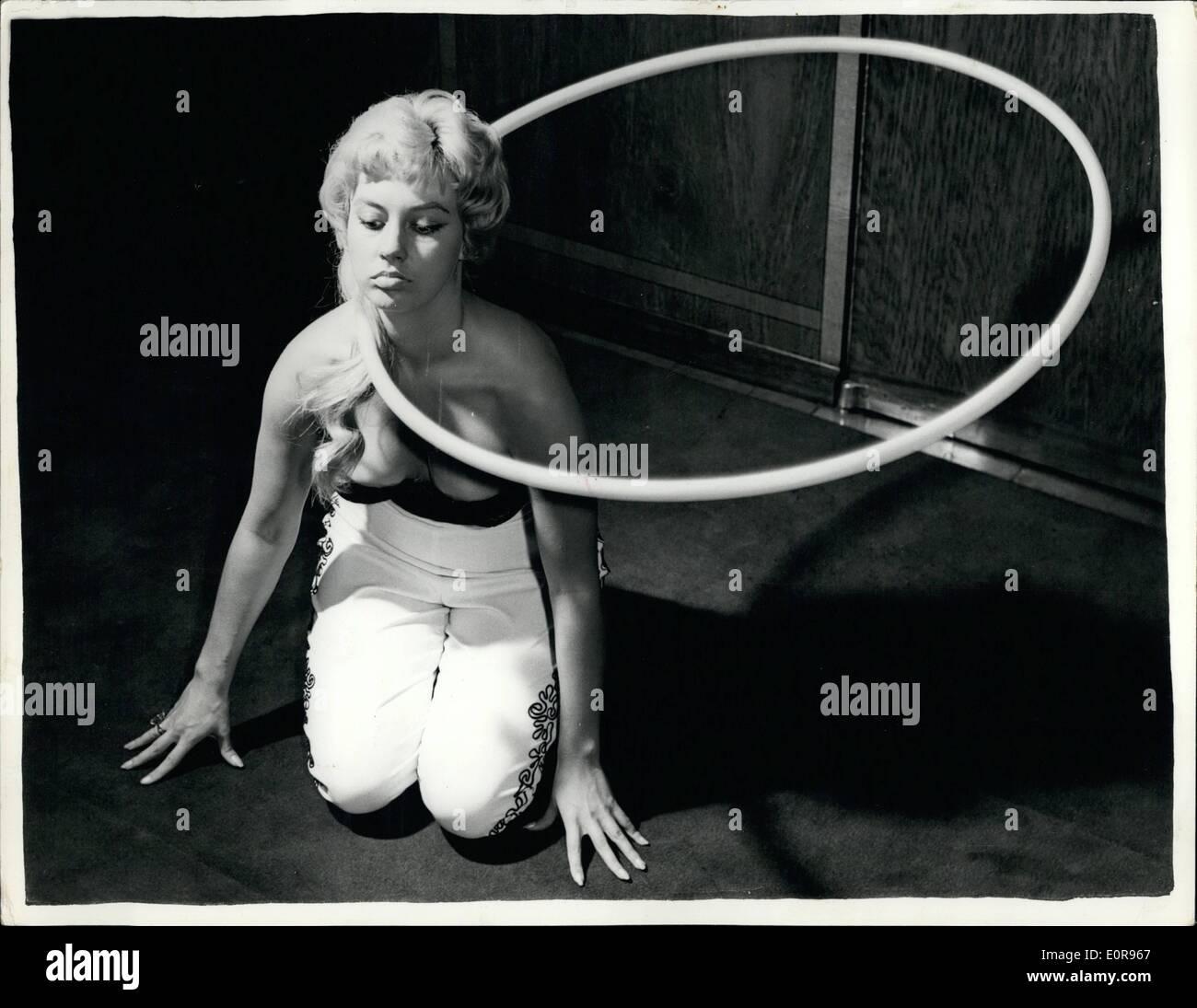 10. Oktober 1958 - Supa Hoopa Schrei nach Großbritannien. Die Supa Hoopa Verrücktheit, die Amerika und dann den Kontinent gekehrt ist nach Großbritannien gekommen. Der amerikanische Champion hält den Reifen schwingen 3.000 Krawatten. Es soll ein sehr guter Weg, um schlank zu werden. Schauspielerin Jose Boulton sieht Supa Hoopa in London gestern demonstriert. Jose, hat eine 36-23-36 Zahlen sagt. "Es hält mich schlank, so habe ich keine Diät mehr" Stockfoto