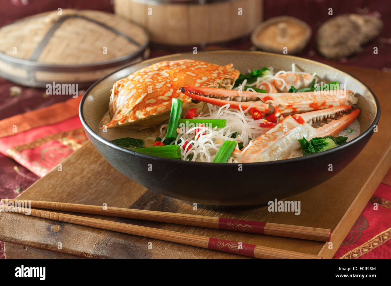 Krabben Sie-Biene Hoon. Meeresfrüchte und Reis Nudelgericht. Singapur-Essen Stockfoto