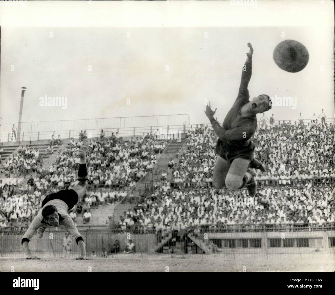 21. August 1958 - griechische Fußballer Theodorides Olympiakos Torwart Stockfoto