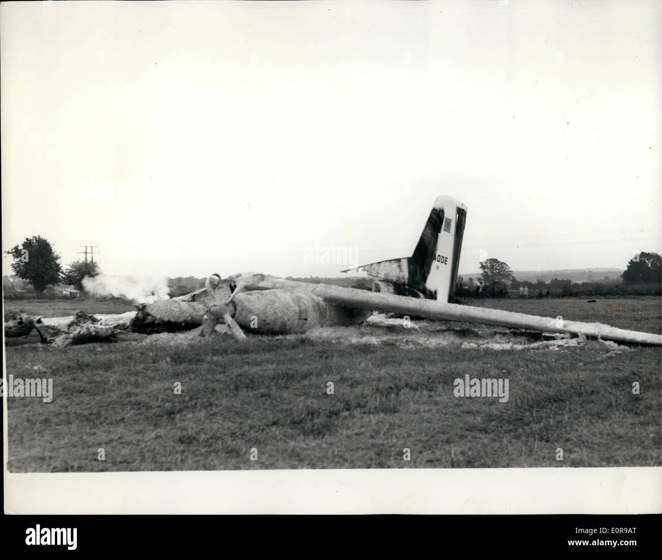 Apr. 01, 1958 - 09.01.58 Handley Page Dart Herald Abstürze. Das neue Handley Page Dart Herald-Flugzeug, auf welche Handley Seite verbracht haben fast £3.000.000, stürzte in Godalming, Surrey am Samstag, während auf dem Weg zu der Farnborough Air Show. Alle neun Menschen kroch an Bord heraus lebendig. Das Flugzeug wurde vom Chef pilotiert wird Testpilot für Handley Page, George Hazelden. Keystone-Foto zeigt: Das Wrack des Handley Page Herald nach dem Absturz. Stockfoto