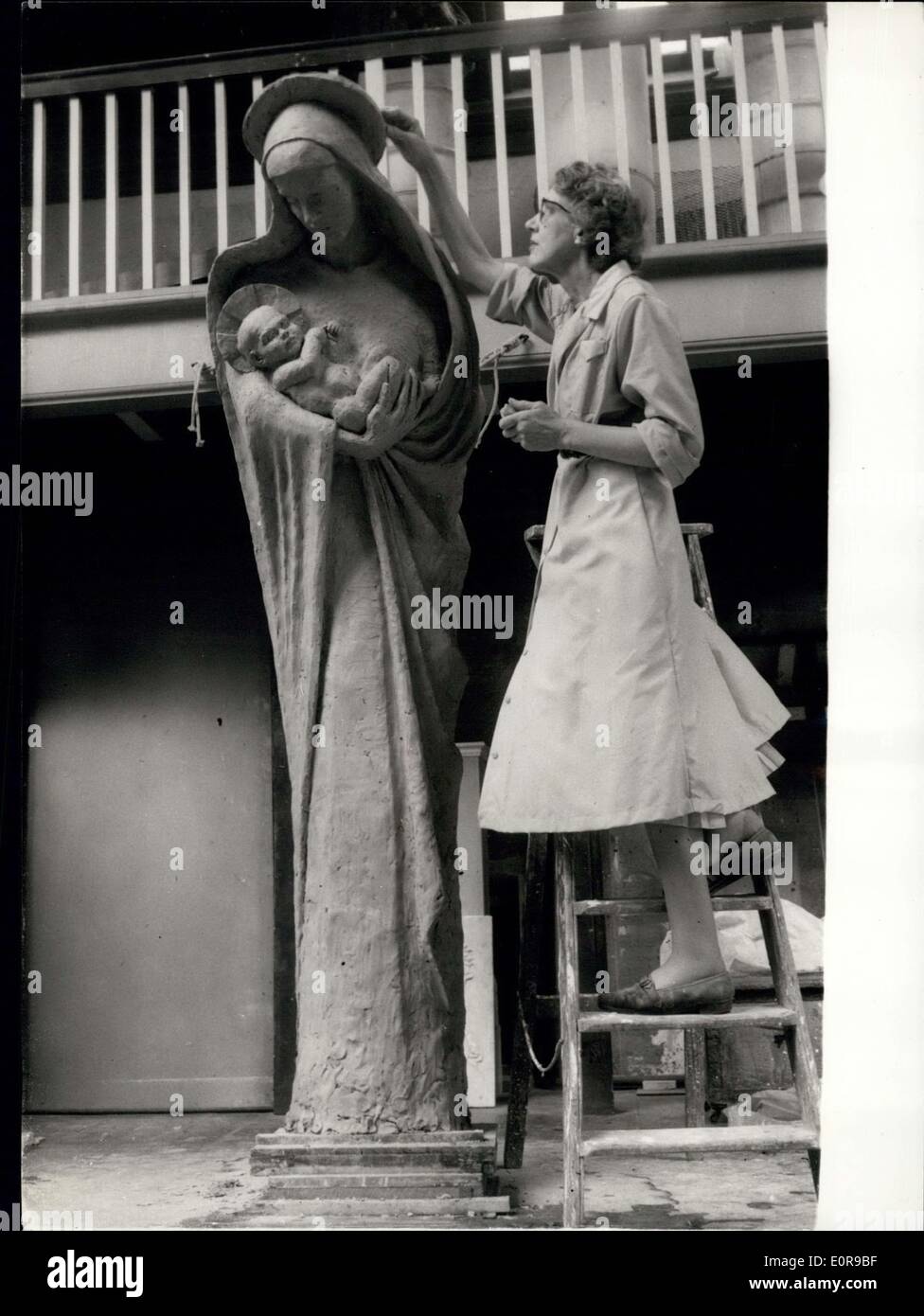 Sept. 03, 1958 - '' Madonna und Kind '' Skulptur für North West London Kirche ''. Kathleen Parbury Skulpturen war zu sehen in ihrem Atelier in London heute Morgen mit ihren 7 Fuß hohe Statue '' The Madonna und Kind '' - die sie für den Haupteingang der neuen Marienkirche, Wes Twyford, in der Nähe von North Ealing hervorgebracht hat. Foto zeigt Kathleen Parbury - mit '' The Madonna und Kind '' - in ihrem Atelier heute Morgen. Stockfoto