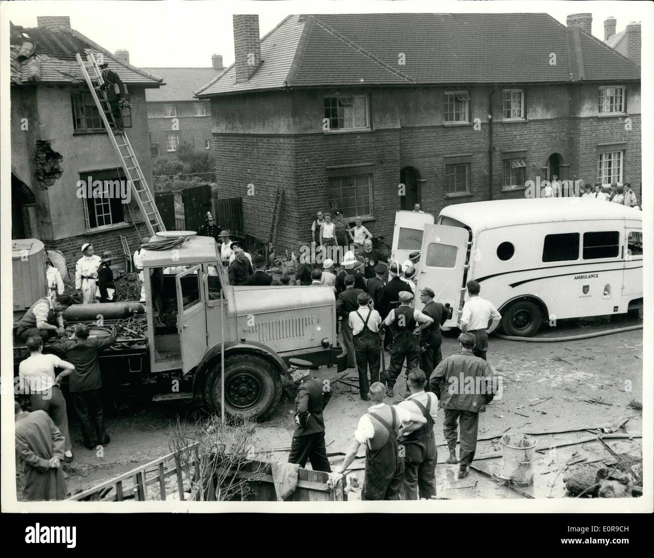 Sept. 09, 1958 - Viking Airliner Crashes auf Häuser in Southall. Körper des Piloten befindet sich in Krankenwagen: Richtige Menschen, darunter die Besatzung von drei verloren ihr Leben, wenn ein Wikinger-Verkehrsflugzeug stürzte auf vier Häuser in Southall, Middlesex heute. Foto zeigt allgemeine Ansicht, wie der Körper des Piloten in einen Krankenwagen nach der Katastrophe in Southall heute platziert wird. Stockfoto