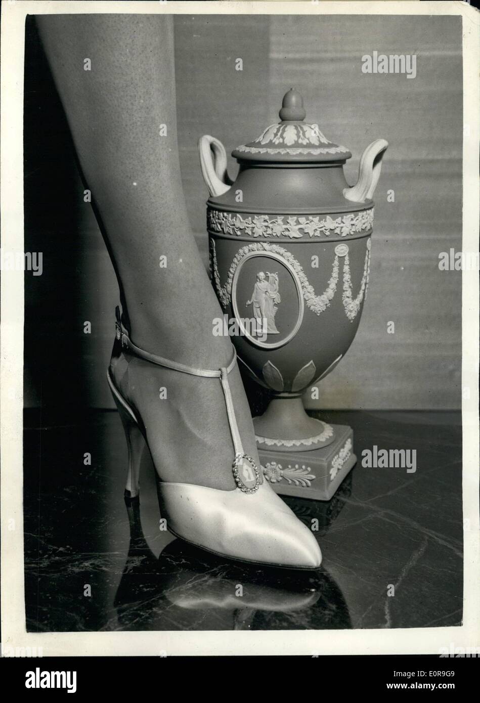 10. Oktober 1958 - Frühling Schuhe von Rayne. Die '' Wedgwood'' Kollektion - für den Export: Herr Edward Rayne der berühmten Londoner Schuhdesigner hat er nenne seine '' Wedgwood''-Sammlung für den Exportmarkt für Frühjahr 1959 produziert. Speziell für den amerikanischen und kanadischen Markt bestimmt haben die Fersen traditionelle Wedgwood-Design in blau und grün mit Cameo Zierleisten in blau-grün und schwarz. Foto zeigt die Cameo-Auftritt im Zentrum dieses hohe hochhackige Seide Pumps aus der Rayne Wedgwood Collection zeichnet. Stockfoto