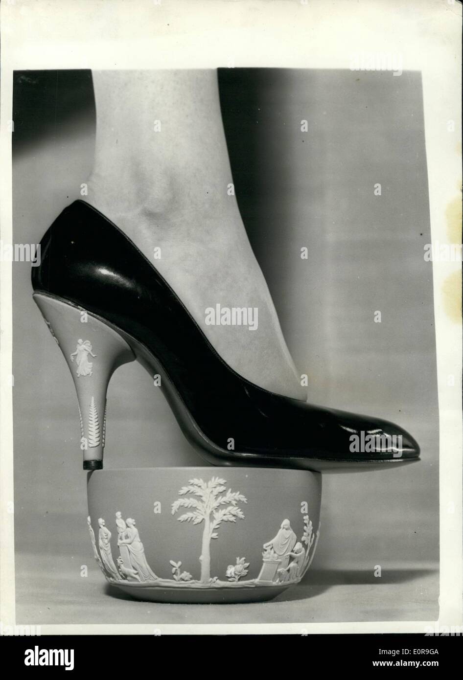 10. Oktober 1958 - Frühling Schuhe von Rayne... '' Wedgwood'' Collection - für Export: Herr Edward Rayne der berühmten Londoner zeigen Designer hat nennt er seine Sammlung '' Wedgwood'' - für den Export bestimmt - für Frühjahr 1959 produziert. Speziell für den amerikanischen und kanadischen Markt - bestimmt die Fersen haben traditionelle Wedgwood-Design in blau und grün mit Cameo Zierleisten in blau - grün und schwarz. Foto zeigt eine schwarze Pumps - mit hohen Absätzen verziert mit dem traditionellen Wedgwood-Design im Einklang mit der bowl.Mr. Rayne nimmt diese Sammlung nach New York noch in dieser Woche. Stockfoto