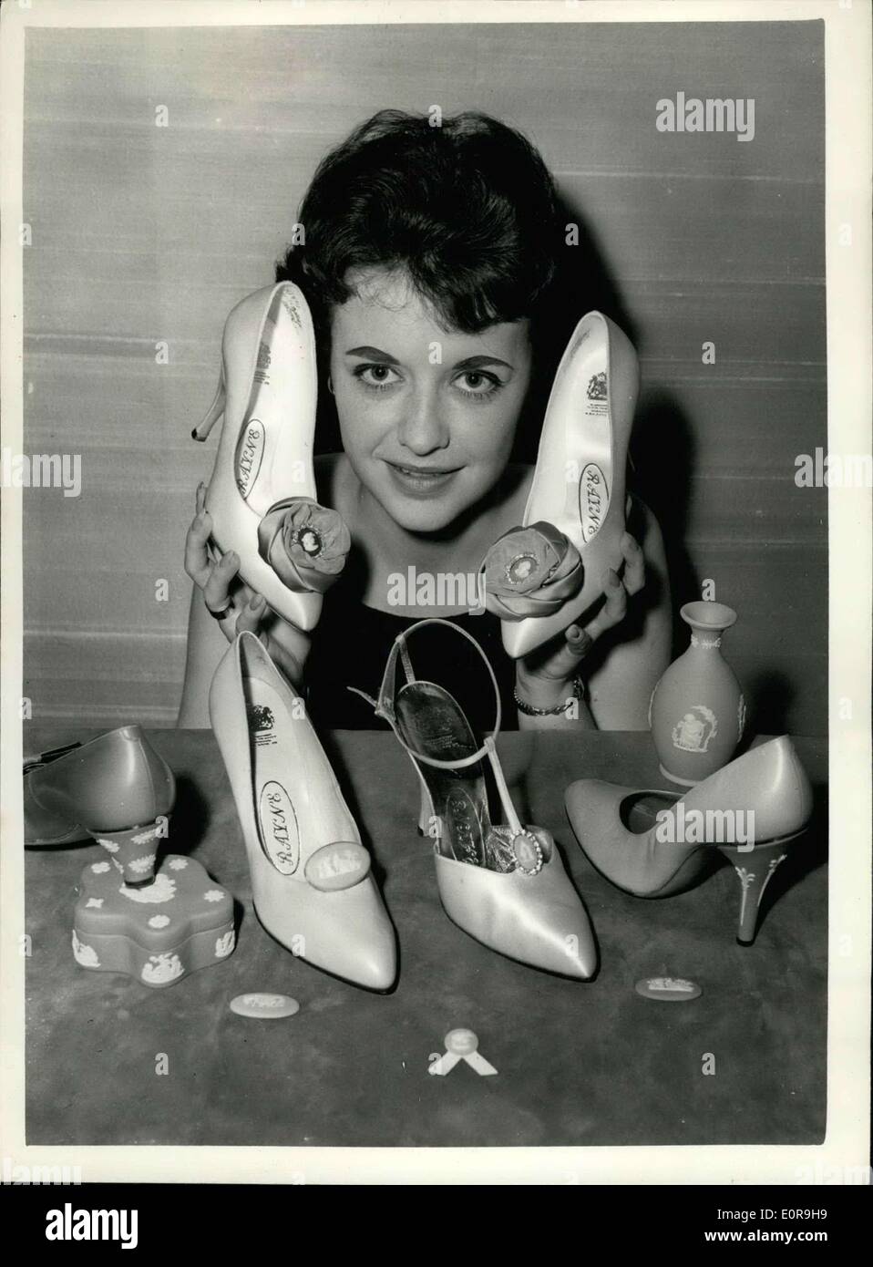 14. Oktober 1958 - 14.10.58 Frühjahr Schuhe von Rayne. Die Wedgwood-Kollektion für den Export. Mr Edward Rayne der berühmten Londoner Schuhdesigner hat nennt er seine Wedgwood-Sammlung für den Exportmarkt für das Frühjahr 1959 produziert. Speziell für den amerikanischen und kanadischen Markt bestimmt, haben die Fersen traditionelle Wedgwood Designs in blau und grün mit Cameo-Auftritt in blau, grün und schwarz. Keystone-Foto zeigt: Modell Marion Roberts, der mit einer Auswahl an Rayne Wedgwood Collection, verzierte Fersen und passenden Cameo Zierleisten aus Südafrika kommt. Stockfoto