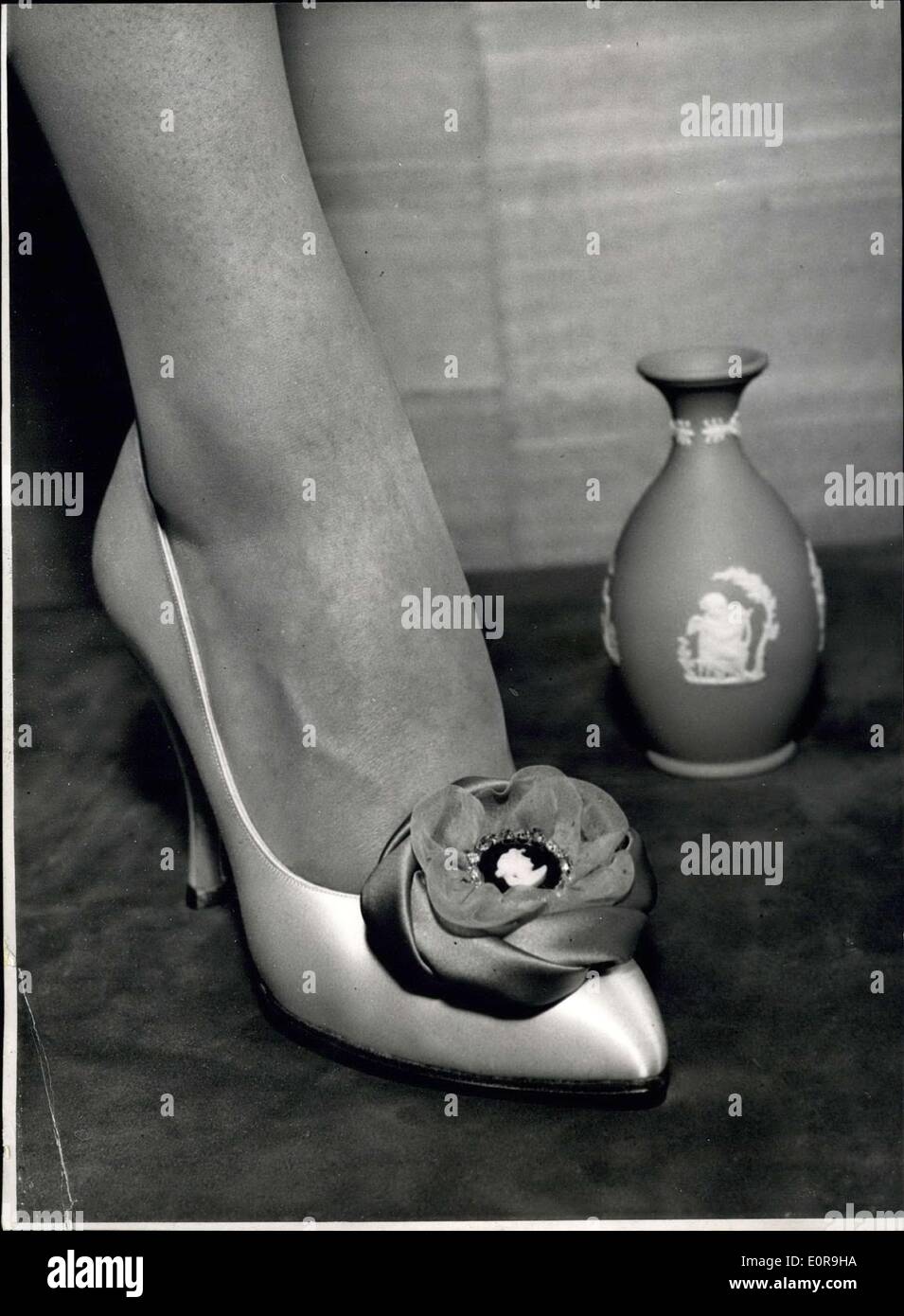 14. Oktober 1958 - Frühling Schuhe von Rayne... Die '' Wedgwood''-Kollektion für den Export: Herr Edward Rayne der berühmten berühmten Londoner zeigen Designer hat nennt er seine Sammlung Wedgwood - für den Export bestimmt - für das Frühjahr 1959 produziert. Speziell für den amerikanischen und kanadischen Markt - bestimmt die Fersen der Schuhe hassen traditionellen Wedgwood Designs in blau und grün - und gibt es Cameo Zierleisten in blau - grün und schwarz. Herr Rayne nimmt seine Sammlung nach New York und Chicago Stockfoto