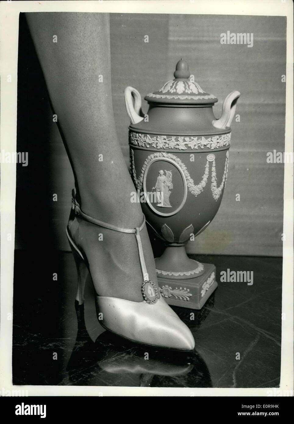 15. Oktober 1958 - 15.10.58 Frühjahr Schuhe von Rayne. Die Wedgwood-Kollektion für den Export. Mr Edward Rayne der berühmten Londoner Schuhdesigner hat nennt er seine Wedgwood-Sammlung für den Exportmarkt für das Frühjahr 1959 produziert. Speziell für den amerikanischen und kanadischen Markt bestimmt, haben die Fersen traditionelle Wedgwood Designs in blau und grün mit Cameo-Auftritt in blau, grün und schwarz. Keystone Fotoshows: Cameo im Zentrum ist das Merkmal dieses hohe hochhackige Seide Pumps aus der Rayne Wedgwood Collection. Stockfoto