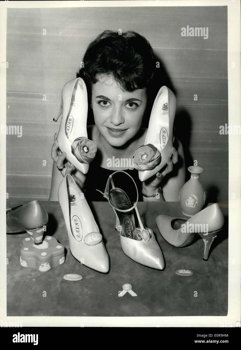 15. Oktober 1958 - 15.10.58 Frühjahr Schuhe von Rayne. Die Wedgwood-Kollektion für den Export. Mr Edward Rayne der berühmten Londoner Schuhdesigner hat nennt er seine Wedgwood-Sammlung für den Exportmarkt für das Frühjahr 1959 produziert. Speziell für den amerikanischen und kanadischen Markt bestimmt, haben die Fersen traditionelle Wedgwood Designs in blau und grün mit Cameo-Auftritt in blau, grün und schwarz. Keystone-Foto zeigt: Modell Marion Roberts, der mit einer Auswahl an Rayne Wedgwood Collection, verzierte Fersen und passenden Cameo Zierleisten aus Südafrika kommt. Stockfoto