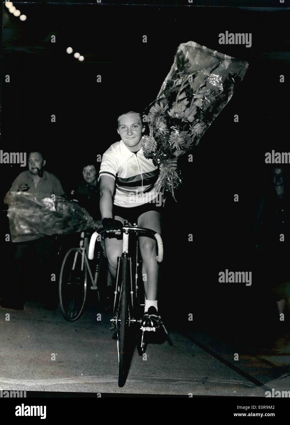 Sept. 09, 1958 - sie ist die weltweit schnellste Frau Radfahrer: sowjetische Radfahrer Ermolaeva gewann die Meisterschaft der Frauen Amateur Geschwindigkeit im Parc Princess, Paris, letzte Nacht. Phot zeigt Ermolaeva nach ihrem Sieg. Stockfoto