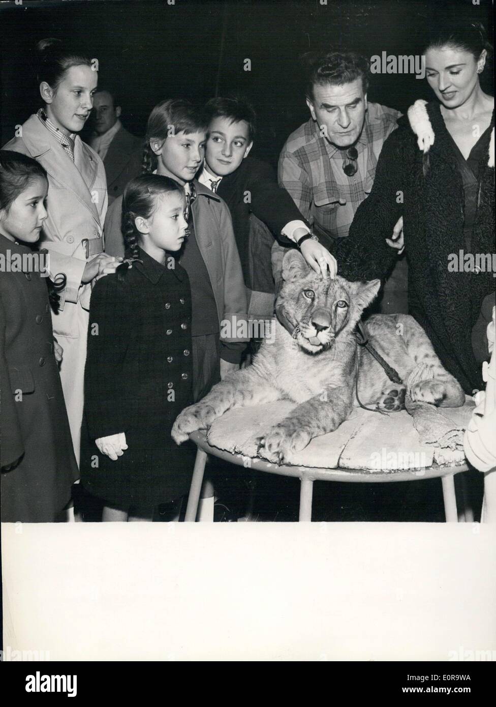 30. Oktober 1958 - Löwe '' Narcisse'' und Kinder im zoo Stockfoto