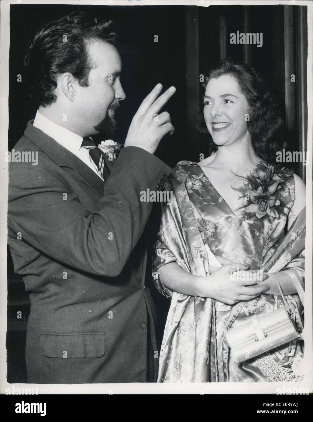 1. November 1958 - Windmühle Mädchen Marries Hypnotiseur.: 24 Jahre alten Birmingham geboren Joyce Jackson, die gerade in die Reihen der berühmten Windmühle Mädchen, nach drei Jahren Tour des Kontinents und dem Nahen Osten zurückgekehrt ist wurde in Fulham Town Hall heute amerikanische Hypnotiseur, Richard Rhoads verheiratet. Joyce Ursprung 11y die Windmühle im Jahre 1951 beigetreten und ist eine ehemalige '' Windmühle Girl of the Year". Das Foto zeigt der Bräutigam spielerisch "seine Braut - hypnotisiert" nach ihrer Hochzeit heute. Stockfoto