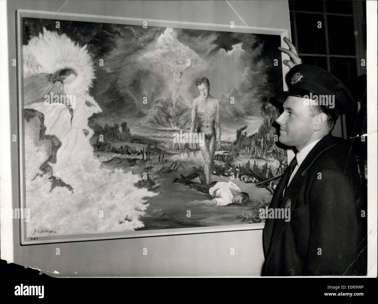 3. November 1958 - Postamt Kunst Club Ausstellungseröffnung: The Post Office Art Club Ausstellung eröffnet heute Morgen am King Edward Gebäude Hall, London E.C.I. Foto zeigt John Wiltshire ein Postamt Sorter-mit seiner Malerei mit dem Titel '' The Trial of Mankind'' - die Explosion der Wasserstoffbombe abbildet - der Geist der Menschheit Rosen aus den Ruinen von Christus zu beurteilen. Stockfoto