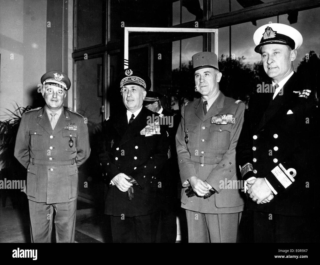 6. November 1958; Paris, Frankreich; Vize-Admiral PIERRE BARJOT französische Marine, Marine kürzlich ernannten Stellvertreter, Oberstes Hauptquartier allied Powers Europe, Tag, bei seiner Ankunft in der internationalen militärischen Hauptquartiere von Senior Form Offiziere begrüßt. Vizeadmiral Barjot wird Admiral Antoine L.M. Sala, französische Marine, ersetzen, die bei Shape am 31. Oktober 1958 in den Ruhestand. Das Bild zeigt von L-r: General EZIO PISTOTTI, italienische Armee, Executive nationalen militärischen Vertreter, Vizeadmiral Barjot, Major General J.M.P. GAZOUNA UD, französische Armee und Konteradmiral NIGEL S. HENDERSON, Royal Navy. Stockfoto