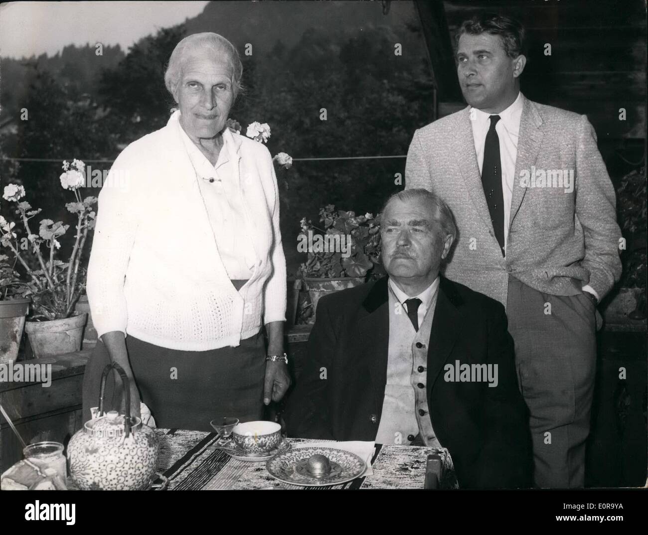 Sept. 09, 1958 - The Rocket Spezialist Wernher Von Braun: verbringt einige Tage der Erholung mit seinen Eltern in der bayerischen Gemeinde Oberaudorf. Während die Astronautik Kongress in Amsterdam war er nicht sehr gut, so entschied er sich seines kurzen Aufenthalts in Europa nutzen, um seine Eltern zu besuchen. Bild zeigt: V.l.n.r.: Baronin Von Braun. Baron Magnus Von Braun und Dr. Wernher Von Braun auf dem Balkon von seinem Elternhaus in Oberaudorf. Stockfoto