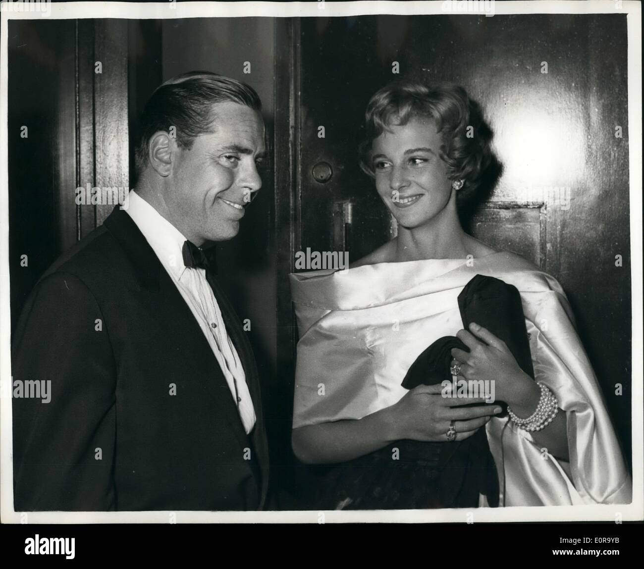 Sept. 09, 1958 - Bobo Sigrist tritt mit Junggesellen Hollywoods. Erbin Bobo Sigrist, die getrennt von ihrem Ehemann Gregg Juarez vor drei Monaten tauchte bei der Premiere des T.S. Eliots '' The Elder Statesman'' im Cambridge Theatre letzte Nacht. Sie war auf dem Arm des hübschen jungen Filmproduzenten Kevin McGlory für ihre erste Nacht im WEst End, seit ihrer in London Ankunft. Kevin sagte, er sei ein sehr alter Freund Bobos Mutter, die er jahrelang kannte Stockfoto