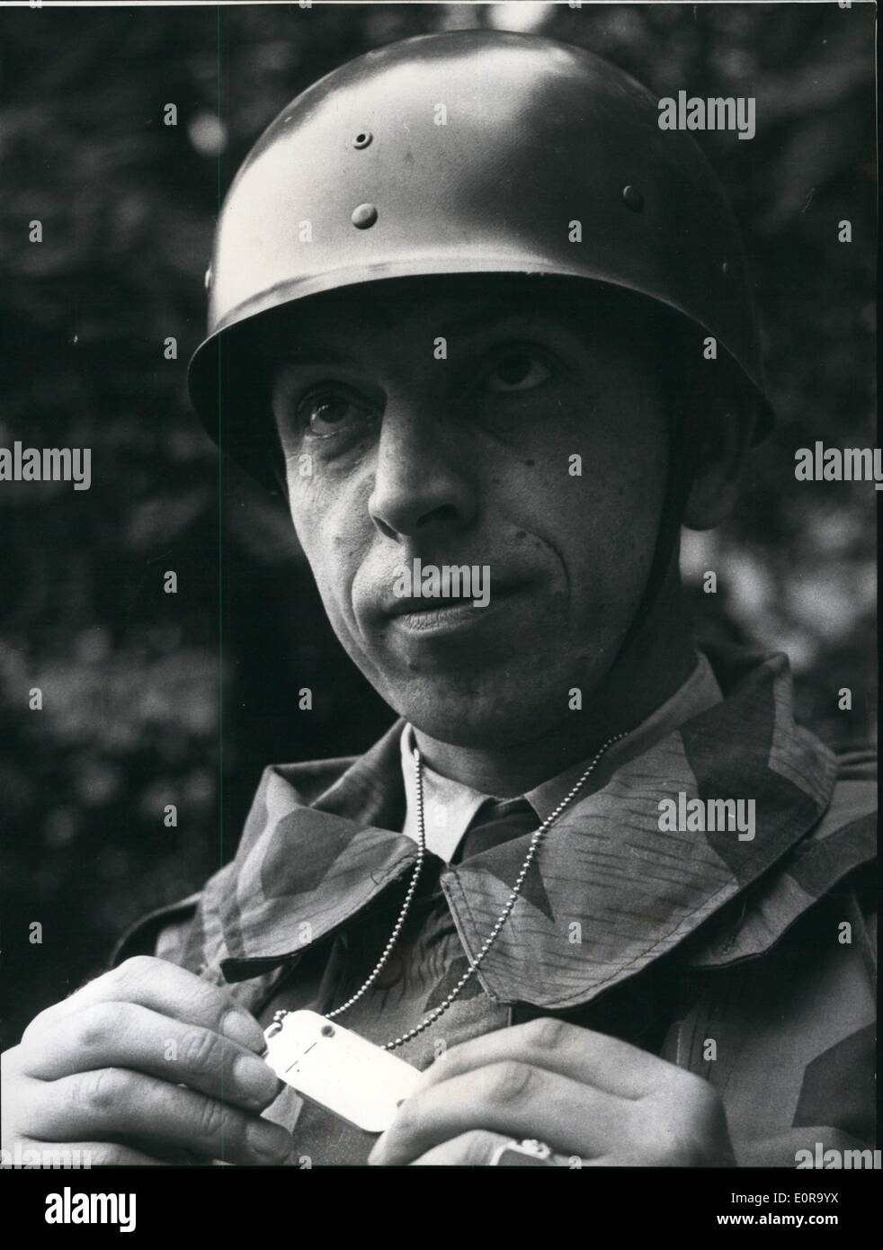 Sept. 09, 1958 - die deutsche Armee hat Actinometer: die deutsche Armee habe jetzt zum erste Mal im Herbst Manövrieren der Actionometer, die im Notfall zeigt die Gefahr der Strahlen der Soldat von nuklearen Waffen bedrohen. Der Soldat trägt die Actionometer um den Hals, und es ist auch seine Kennzeichnung. Stockfoto