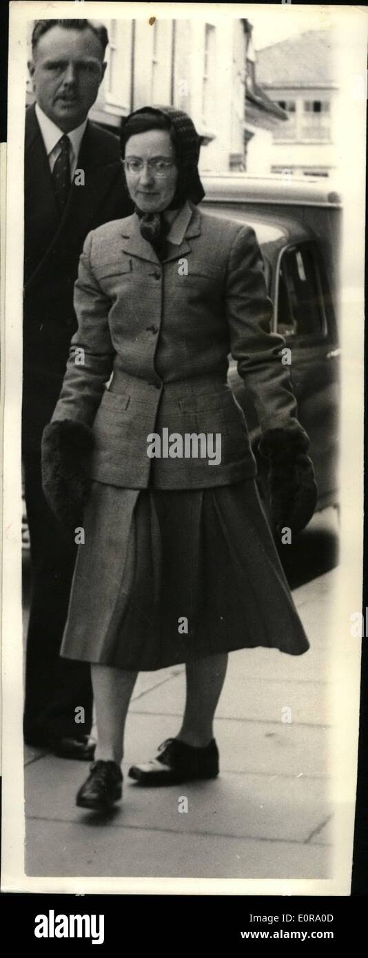Sept. 09, 1958 - vertrieben Nonne beschuldigt über Brandstiftung sie ist geschickt für die Testversion: Entlassene Nonne, trägt eine braune Zweiteiliger Anzug, braun Kopftuch und Nylons, erschien gestern vor Andover, Hampshire, Richter und Staatsanwälte. Sie saß zwischen ihren Anwalt und eine Polizistin und gehört, dass es behauptet, daß sie neun Betten in einer Mädchenschule im Kloster St. Benedikt, Penton Newsy, in der Nähe von Andover angezündet. Dort wurde sie als Schwester Warburger bekannt. Vor Gericht wurde als Margaret Elizabeth McMorrow, 40, sie als Testversion verschickt. Stockfoto