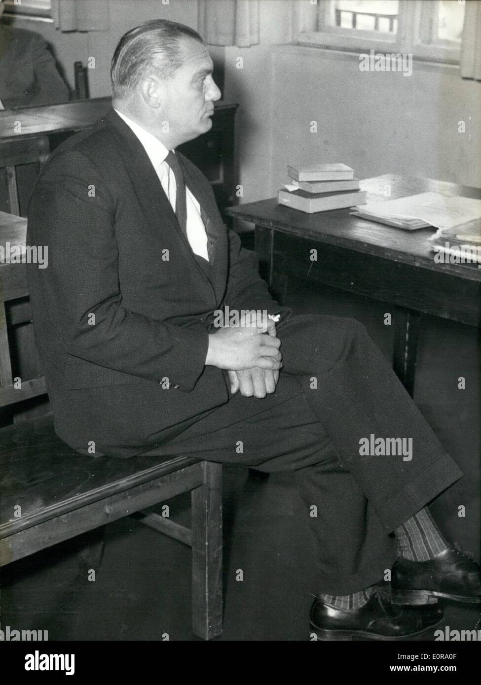 Sept. 09, 1958 - General Tolsdorff wieder am Hof; Das Gericht des Assizas am Land Hof begann Traunstein mit einen neuen Prozess gegen den höchsten dekorierte Soldat der deutschen Armee des zweiten Weltkrieges, Generalleutnant Theodor Tolsdorff am Dienstag, den 23. September. Er ließ töten durch erschießen des ehemaligen Kapitäns Franz Xavier Holzey auf 3. Mai 1945 ohne Urteil des Gerichtshofs Krieg, weil der Kapitän setzen rote Kreuz Tische am Eingang des kleinen bayerischen Dorf Eisenarzt es die Zerstörung des kleinen Ortes von den Amerikanern zu speichern lassen, da gab es die eine Armee-Krankenhaus Stockfoto