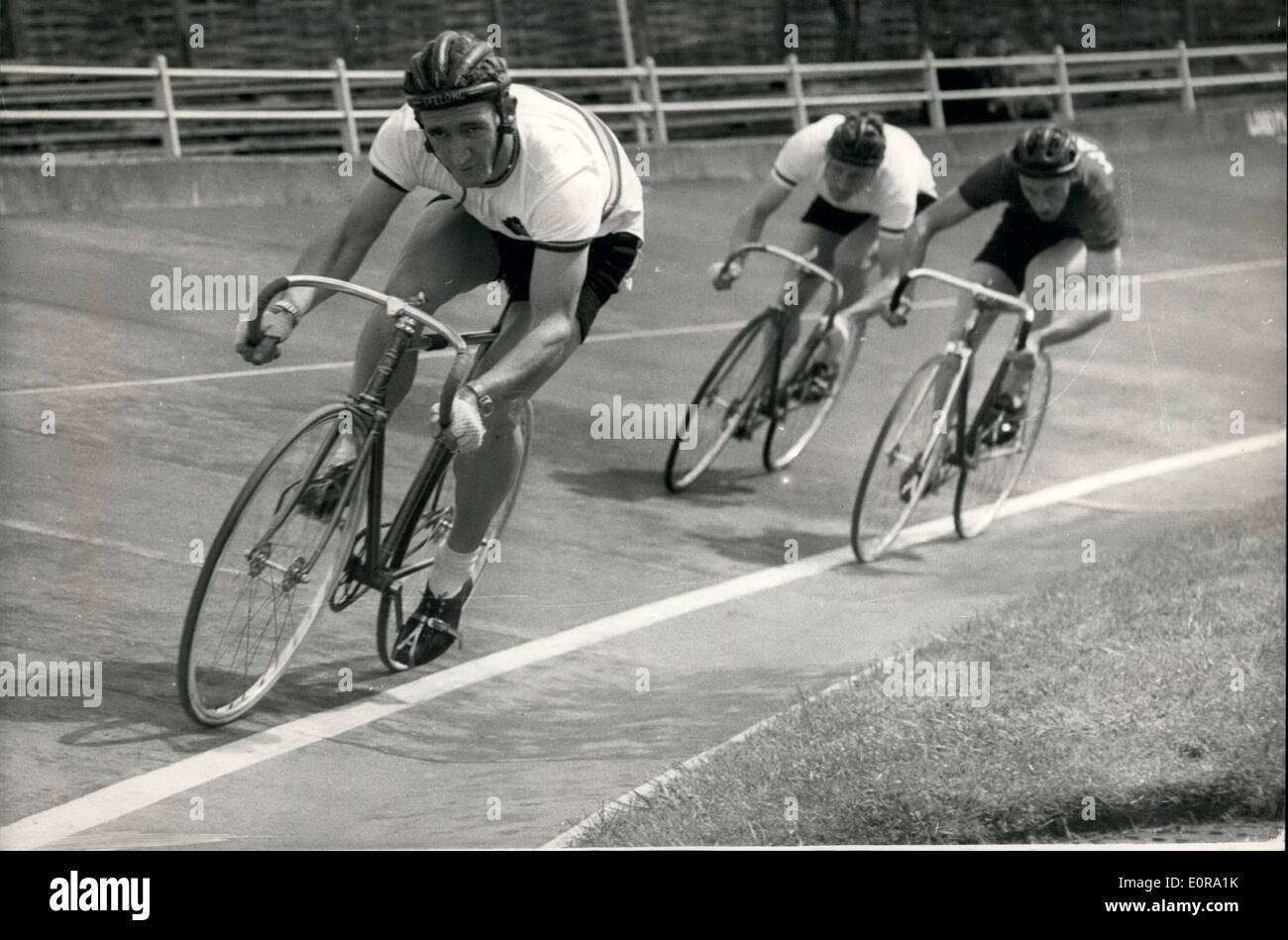 Sept. 09, 1958 - Empire Spiele Radfahren: Bippa Foto zeigt B.A. Coster (Australien), führt M. McKay (Nordirland) und C. Rees Stockfoto