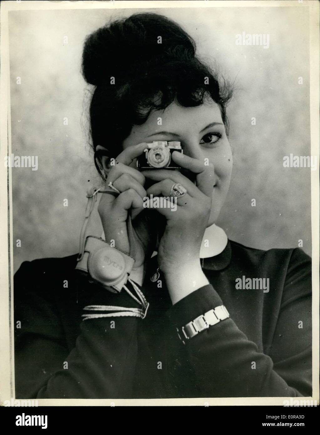 Sept. 09, 1958 - Miniatur-Kamera auf der Messe Wien: eine junge Dame bekommt ihr eigenes zurück auf den Fotografen - durch seine Foto - als He Snaps wurde ihr mit wollen als kleinste Kamera der Welt - die '' Mykro'' - auf der Wiener Messe... Die '' Mykro'' hat drei Verschlusszeiten - und 10 Empourses auf 16 mm-Film. Stockfoto