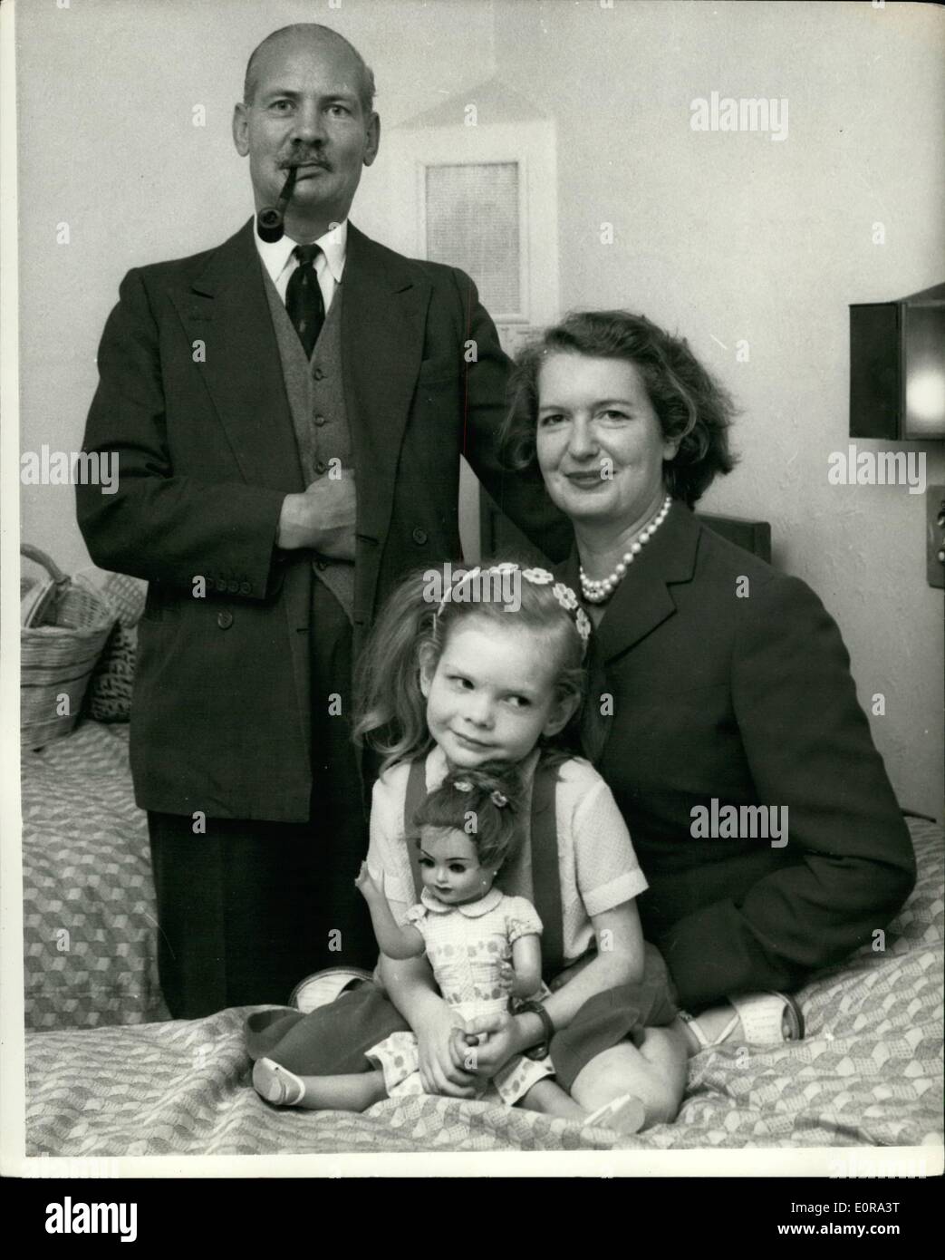 09. Sep 1958 - Brigadier und Angeklagte Frau schlüpfen aus Spanien: Gestern Abend nach einer Umhang-und-Gefahr-Flucht vor der wachsamen spanischen Polizei und Grenzschutzbeamten kam die englische Familie Phillpotts zurück nach London. Ihre Flucht kostete sie fast 1,000 - 350 von ihm Kaution Geld in ihrem Drang nach Freiheit verwirkt. Der pensionierte Armeebrigadier Charles Phillpotts, 51, seine Frau Margaret, 46, und ihre Tochter Janet, 5, dockten in Tilbury im 24,000-Tonnen-Linienschiffrton an, das sie in Gibraltar bestiegen. Im Frachtraum des Schiffes wurde ihr Auto ebenfalls aus Spanien geschmuggelt. Genau wie sie aus Spanien, wo Frau Stockfoto