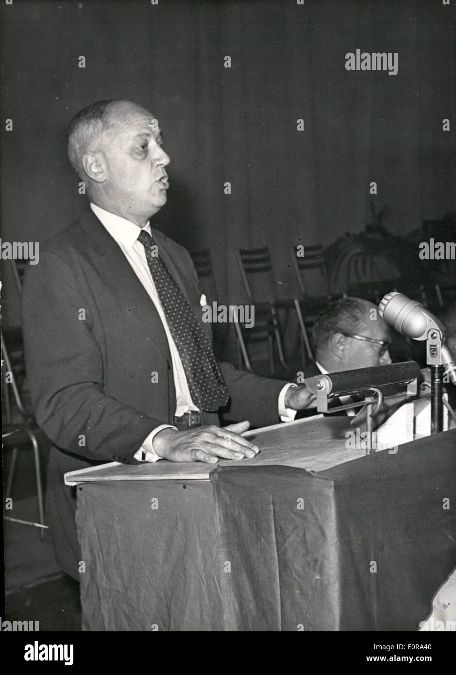 Sept. 09, 1958 - französischen Sozialisten diskutieren '' Ja oder '''No '' Frage: der Nationalkongress der Sozialistischen Partei Frankreichs hat heute in Paris eröffnet. Das Hauptthema der Diskussion ist die zukünftige Verfassung der Elebiscite. Das Foto zeigt M. Pineau, ehemaliger Außenminister, eines der führenden Sozialisten bei der Eröffnungssitzung gesehen. Stockfoto