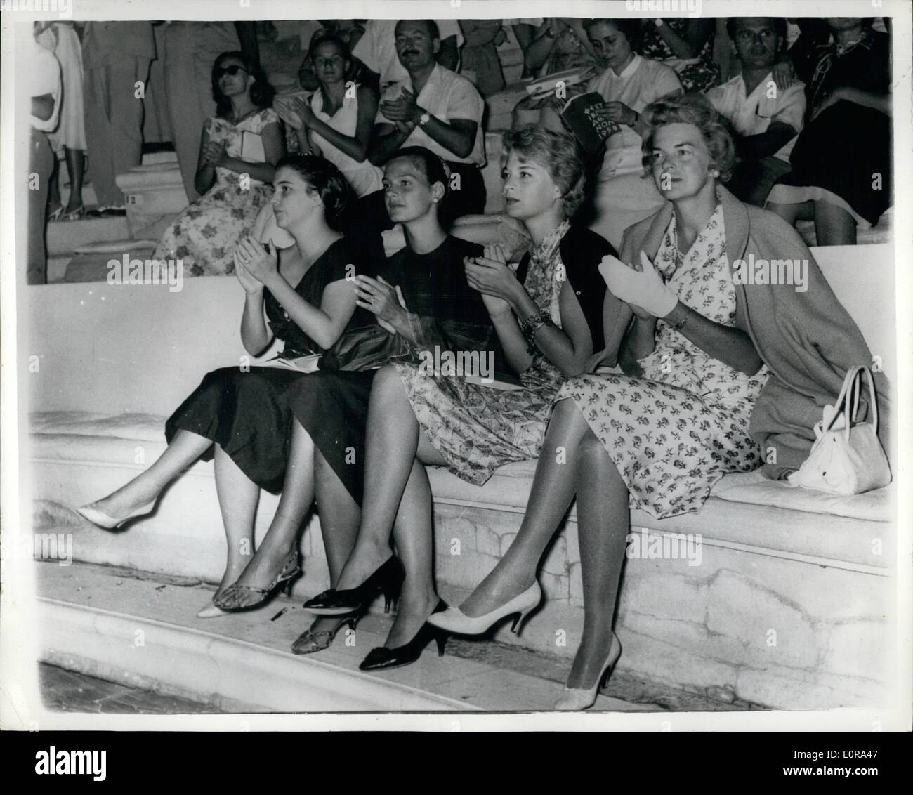 Sept. 09, 1958 - amerikanischen und griechischen Damen - Uhr Griechisches Drama in Athen... Sie Konkurrenten in einem Schönheitswettbewerb sein könnten, aber eigentlich sind sie L-r: Frau Amalia Karamanlis, Gattin des griechischen Premierministers; Frau Rindeberger-Frau des amerikanischen Botschafters - Tochter und Frau des NATO-Chef - General Norstad - und beobachten sie ein griechische Antike Drama im Teatro Herodus Attious unterhalb der Akropolis. Stockfoto