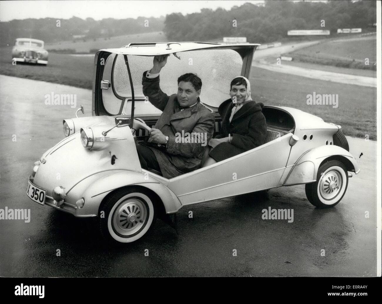 Sept. 09, 1958 - Messerschmitt starten sensationellen neuen Sportwagen: Eine völlig neue Phase in der automobilen Welt wird heute mit der Einführung eines neuen sensationellen Miniatur-Sportwagens. Es ist der neue Messerschmitt Tg 500 4-Rad-Sportwagen. Eines der interessantesten Features von diesem Wunder-Auto ist seine Einzelradaufhängung Hinterrad mit selbsttätig Stabilisatoren. Die Coilsprings sind über hydraulische Stoßdämpfer und die Räder sind einzeln ausgewuchtet. Die außergewöhnlich niedrigen Schwerpunkt macht eine Ding der Unmöglichkeit umkippen. Der Kraftstoffverbrauch beträgt 52 m.p.g Stockfoto
